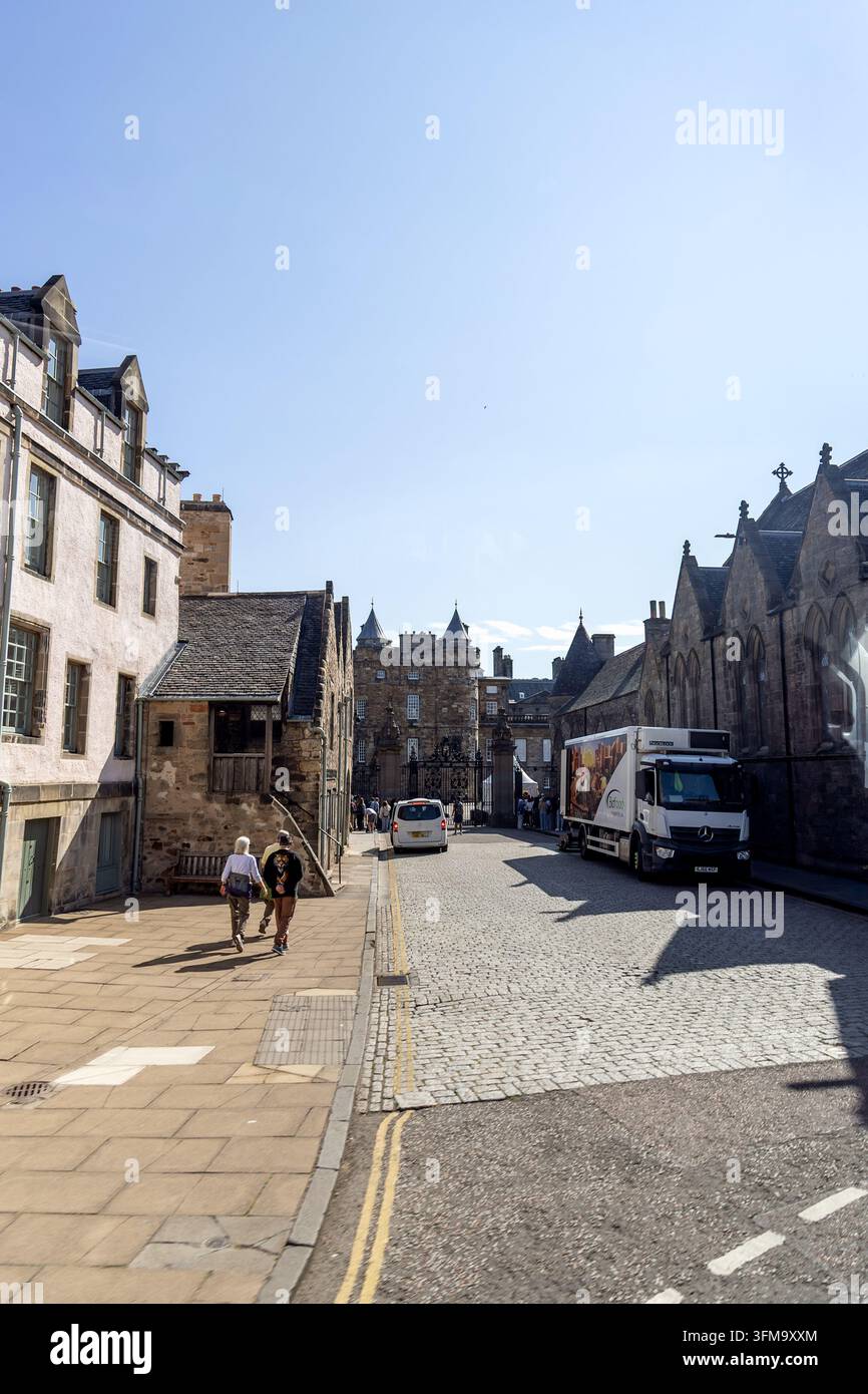 Edinburgh, Schottland, Vereinigtes Königreich - 20. Juli 2026: Historische Kopfsteinpflasterstraße, die zum Palace of Holyroodhouse in Edinburgh, Schottland, führt Stockfoto