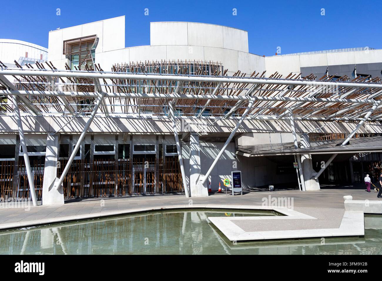 Edinburgh, Schottland, Vereinigtes Königreich - 20. Juli 2026: Äußeres des schottischen Parlamentsgebäudes in Holyrood in Edinburgh, Schottland Stockfoto