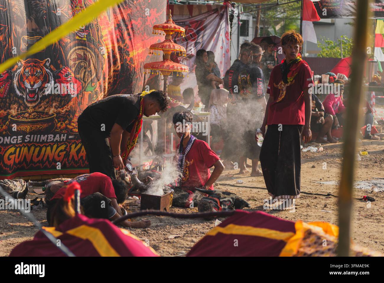 Balikpapan, Indonesien - 25. August 2026. Teilnehmer bereiten Opfergaben vor, verbrennen Weihrauch und führen ein Ritual durch, bei dem eine Person in einen Trancezustand gerät. Stockfoto