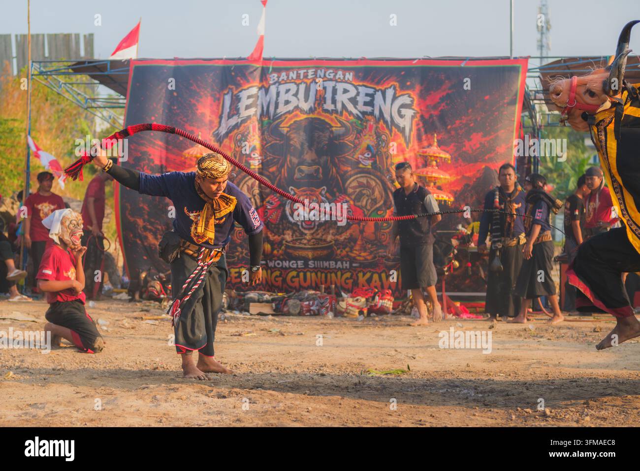 Balikpapan, Indonesien - 25. August 2026. Darsteller, der während einer traditionellen indonesischen Bantengan- oder Stierkulturvorführung eine Peitsche schwingt. Stockfoto