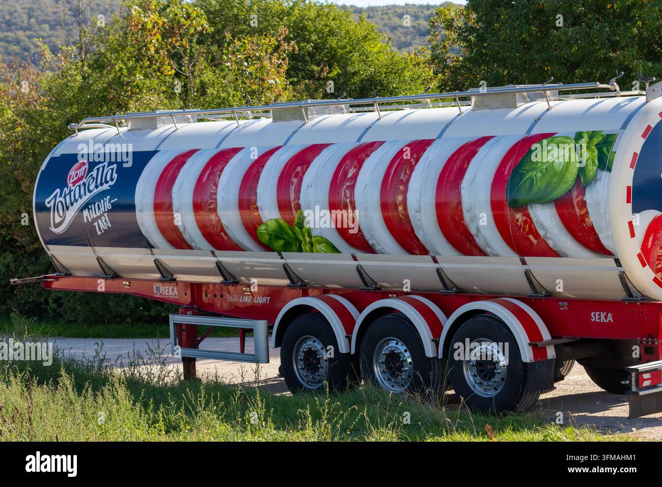 Zottarella-Marken-Tankwagenanhänger transportiert Lebensmittel mit Mozzarella-, Tomaten- und Basilikumgrafiken Stockfoto