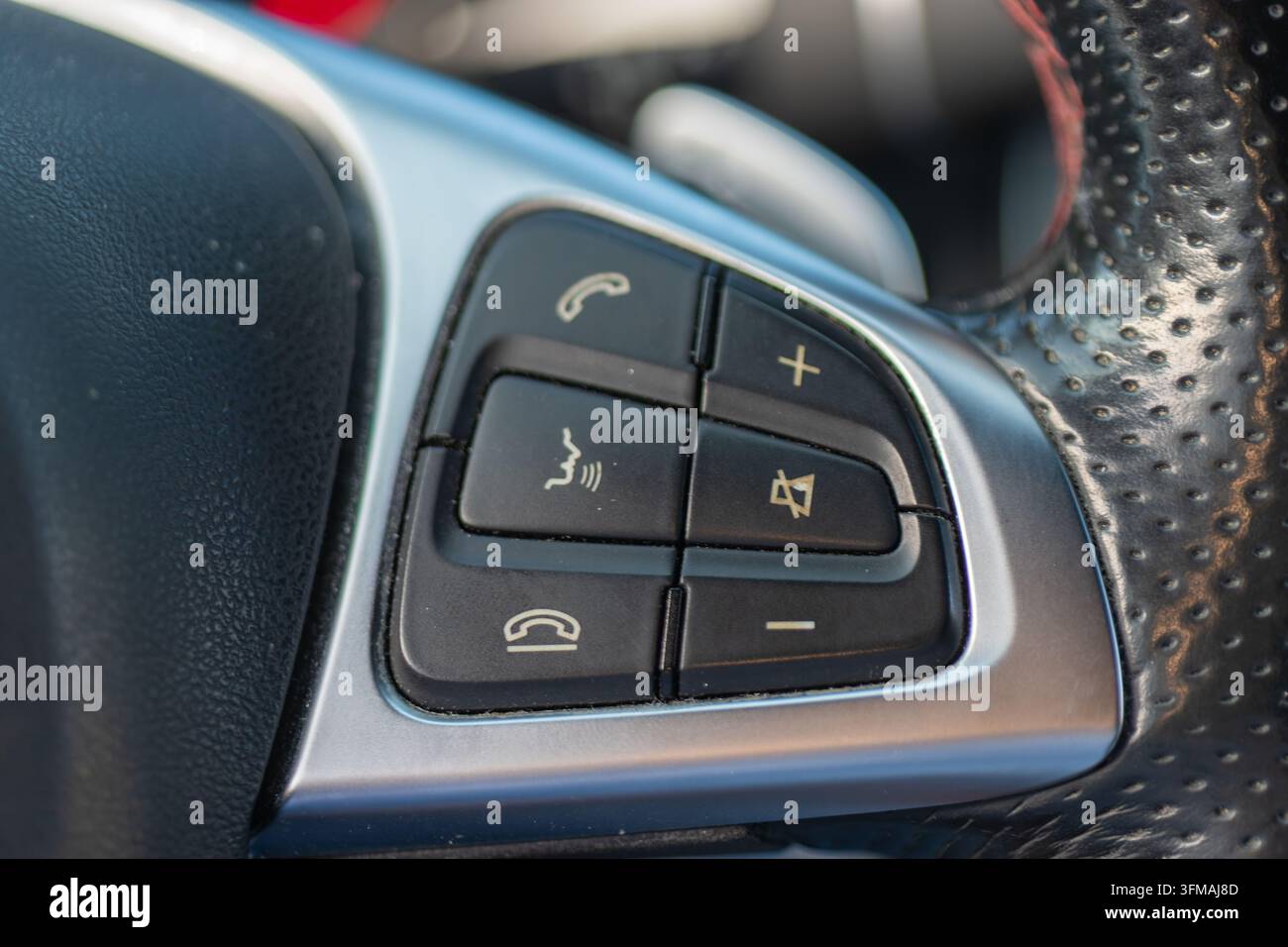 Modernes Autointerieur mit Multimedia-Steuerungen und Telefonfunktionen am Lenkrad Stockfoto