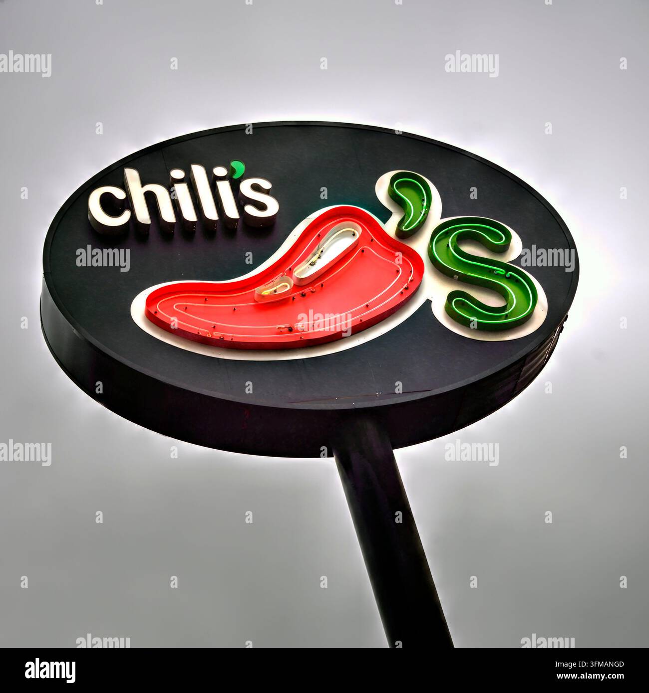 Springfield, Missouri - 20. März 2019: Schild des Chili's Restaurants. Chili's ist ein Casual Restaurant, das sich auf mexikanisches Essen spezialisiert hat. Es hat Standorte i Stockfoto
