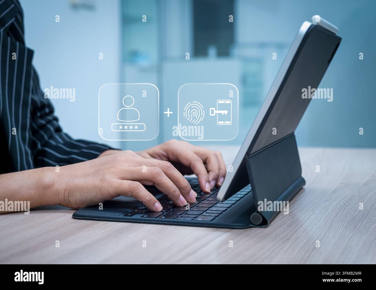 Geschäftsprofi nutzt Tablet mit Passwort, Fingerabdruck und mobilen Sicherheitsikonen. Mehrfachauthentifizierung, sicheres Anmelden, digitale Identität ve Stockfoto
