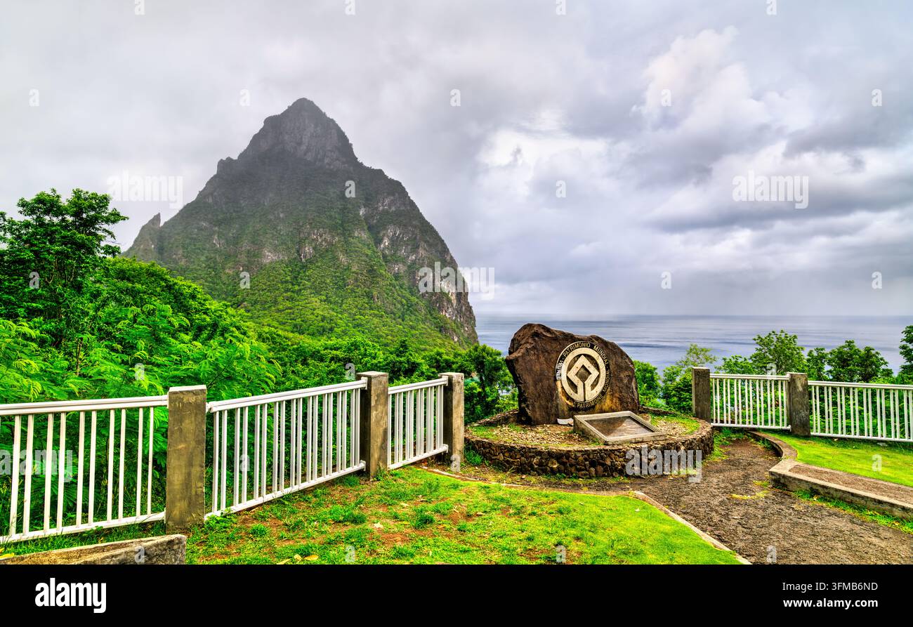 Blick auf den Berg Petit Piton und das verwitterte UNESCO-Welterbe-Steindenkmal in Soufriere in Saint Lucia, der Karibik Stockfoto