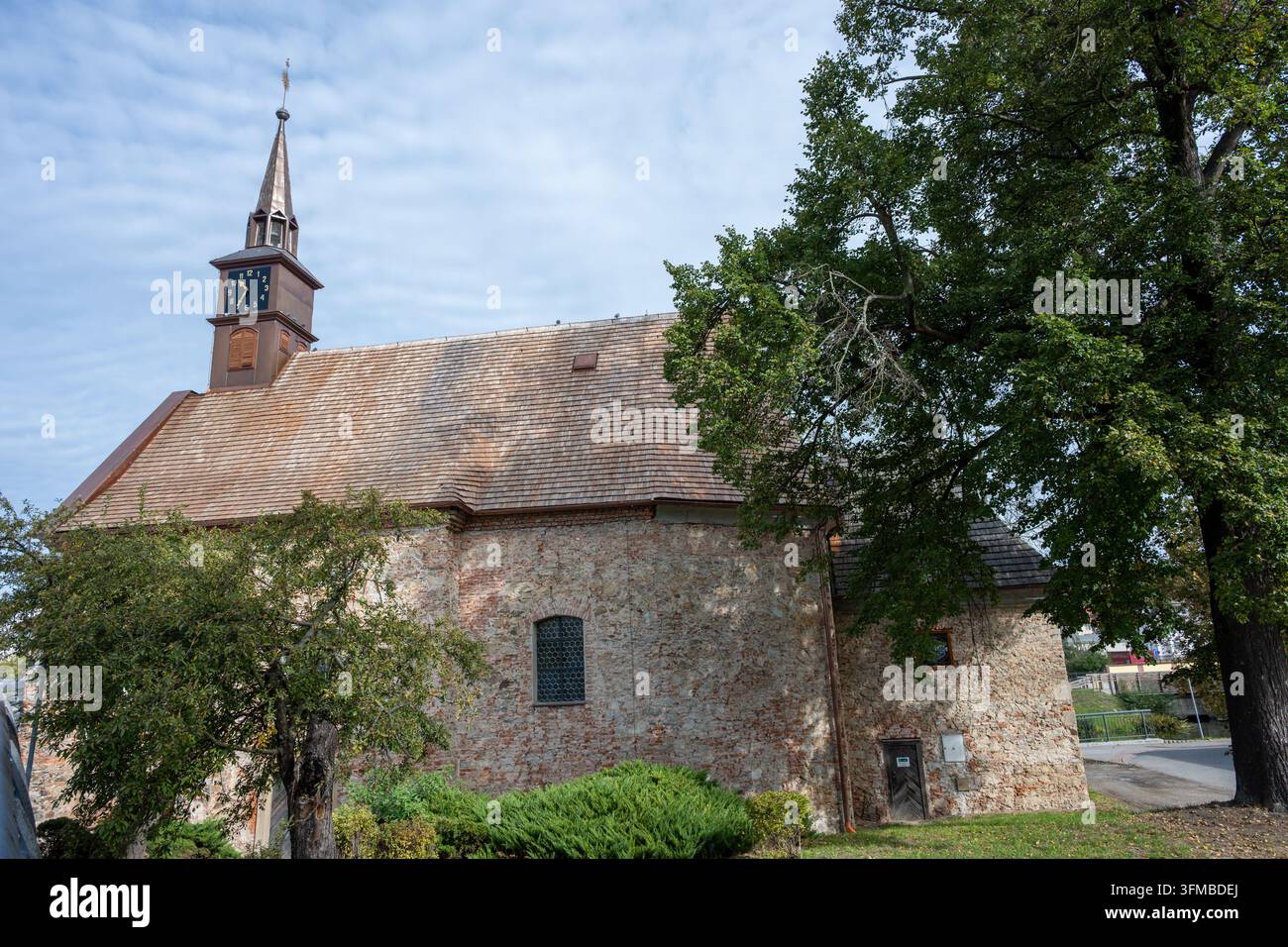 Seitenansicht der historischen Kirche von Sankt Katharina mit Steinmauern, Holzdach und Glockenturm. Havlíčkův Brod, Tschechische Republik – 27. September 2026 Stockfoto