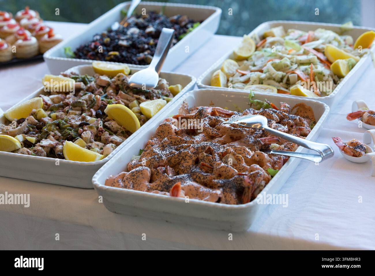 Buffet-Tisch mit einer Auswahl an Meeresfrüchtesalaten für eine caterte Veranstaltung Stockfoto