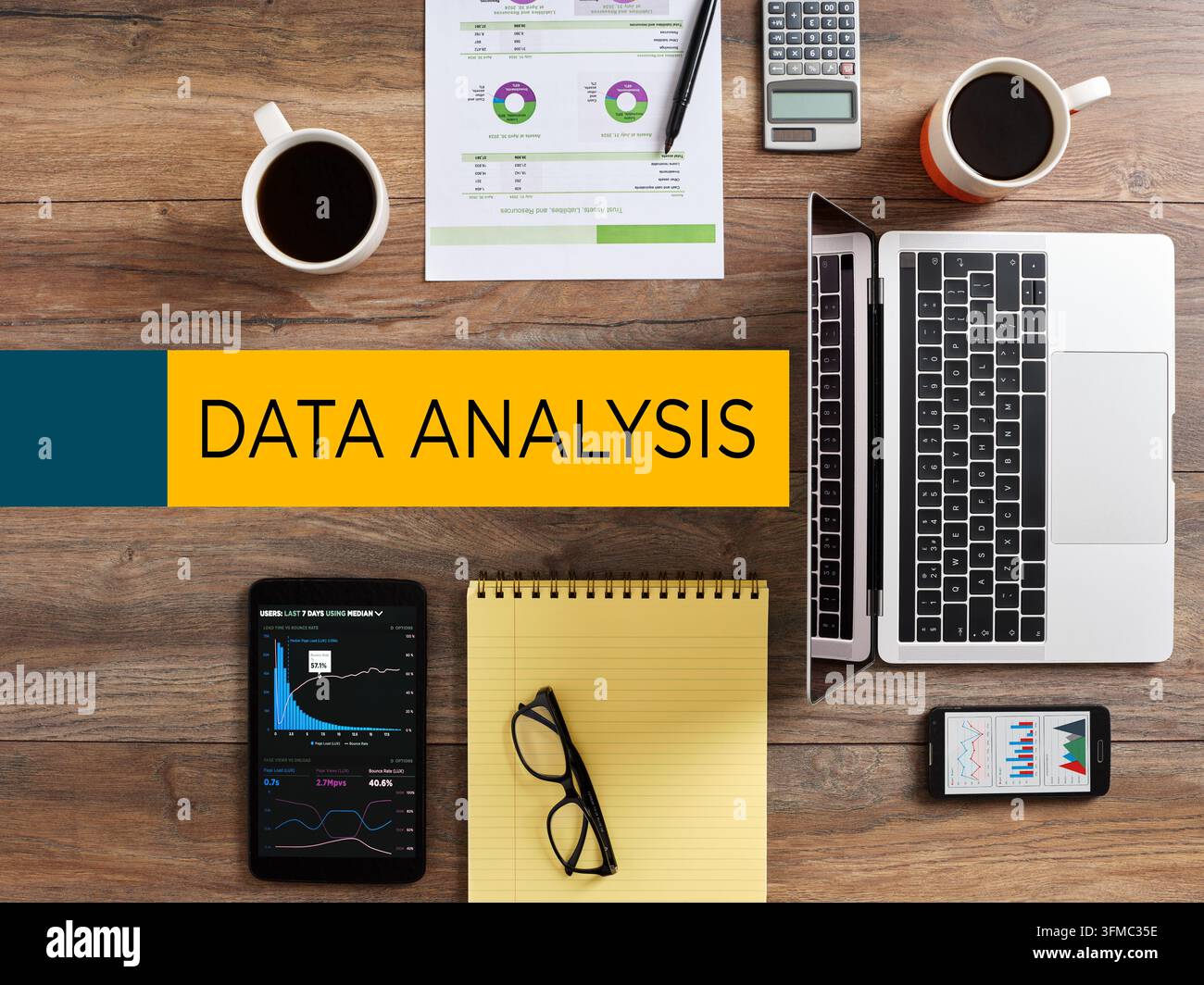 Datenanalyse-Konzept mit einem Business-Desktop, Laptop, Smartphones, Kaffee und Geschäftsdokumenten Stockfoto