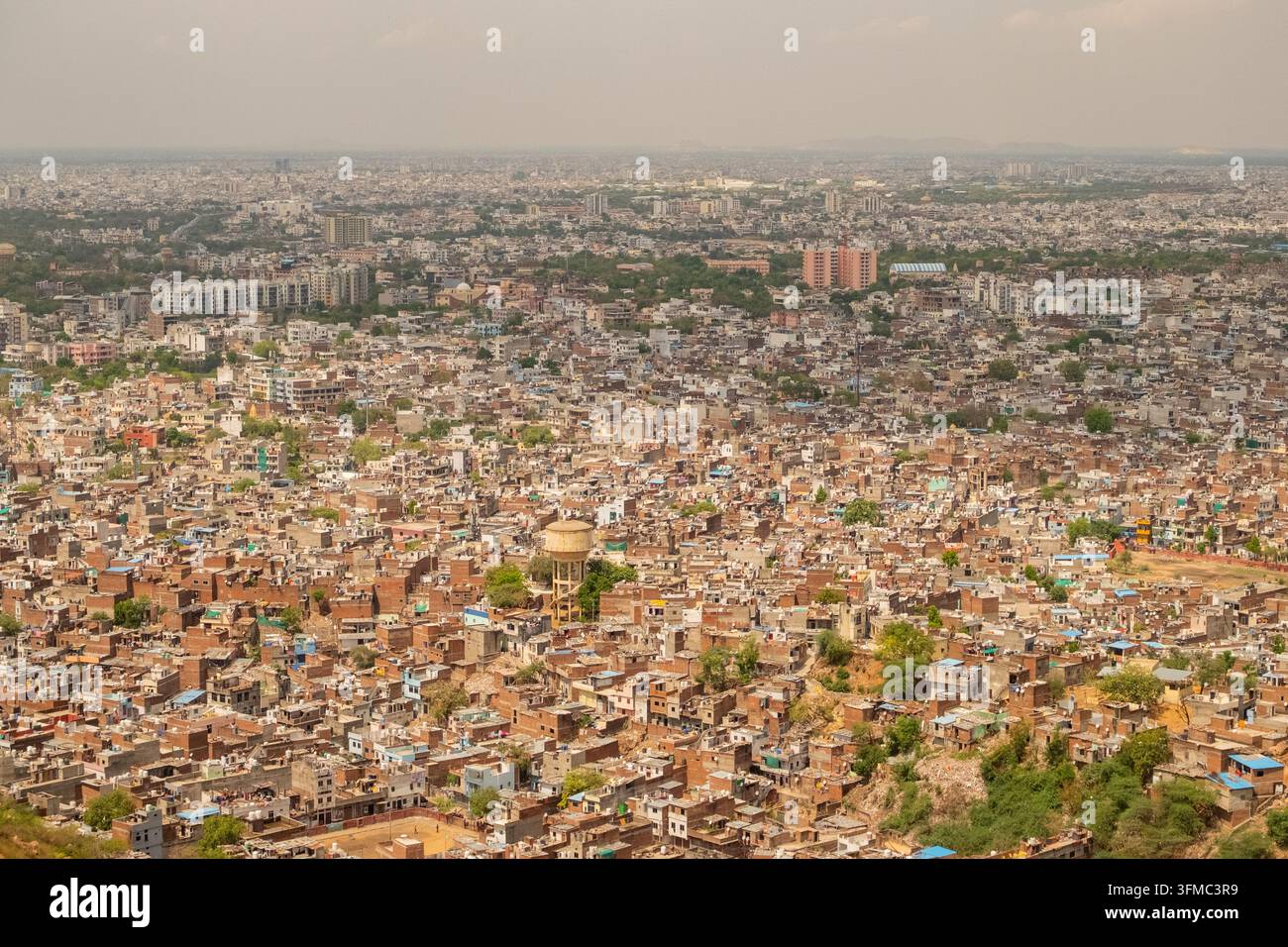 Blick auf die Stadt Jaipur vom Nahargarh-Fort in Jaipur, Rajasthan, Indien. Stockfoto
