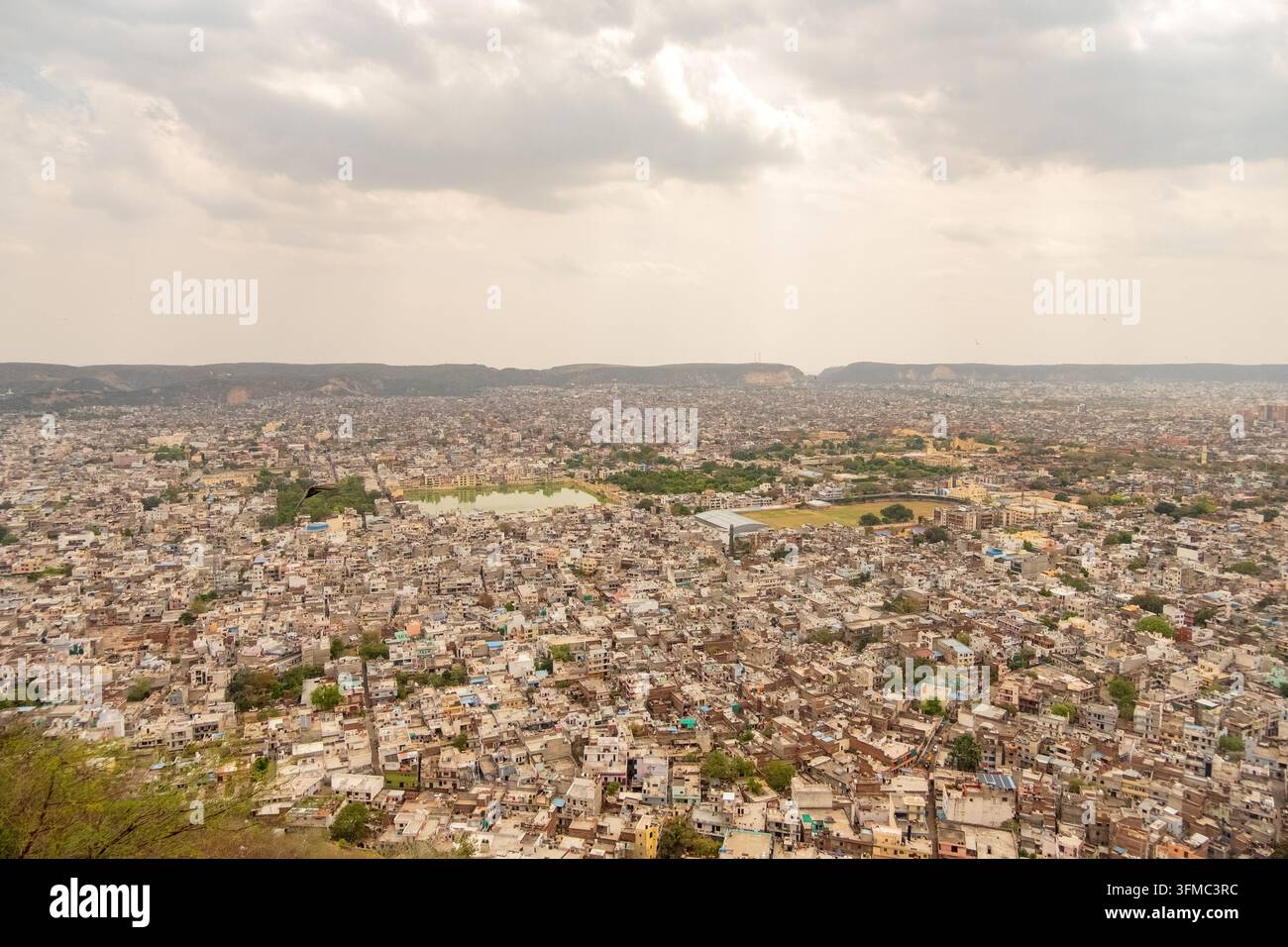 Blick auf die Stadt Jaipur vom Nahargarh-Fort in Jaipur, Rajasthan, Indien. Stockfoto