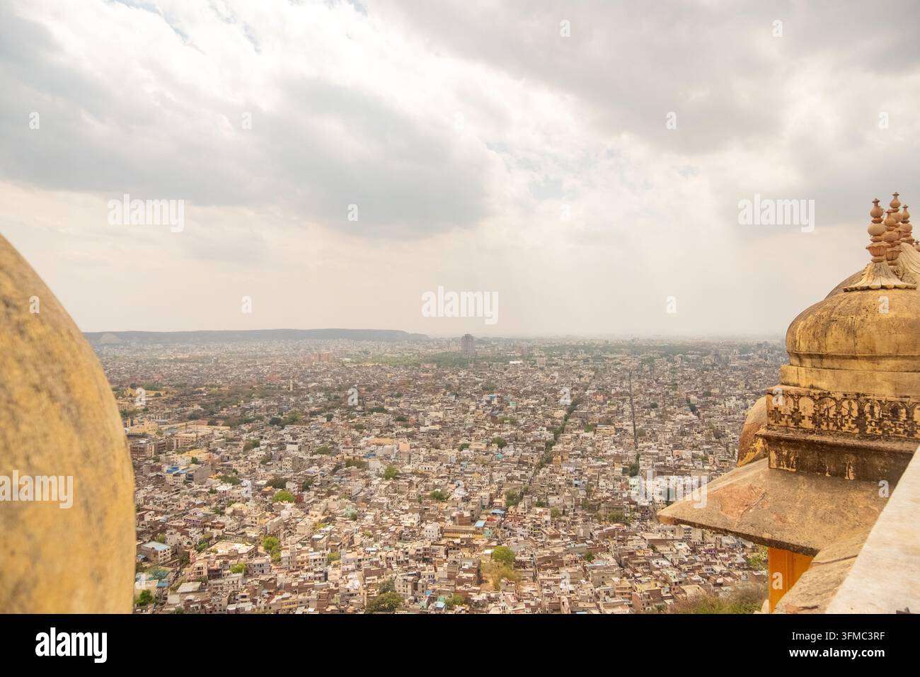 Blick auf die Stadt Jaipur vom Nahargarh-Fort in Jaipur, Rajasthan, Indien. Stockfoto