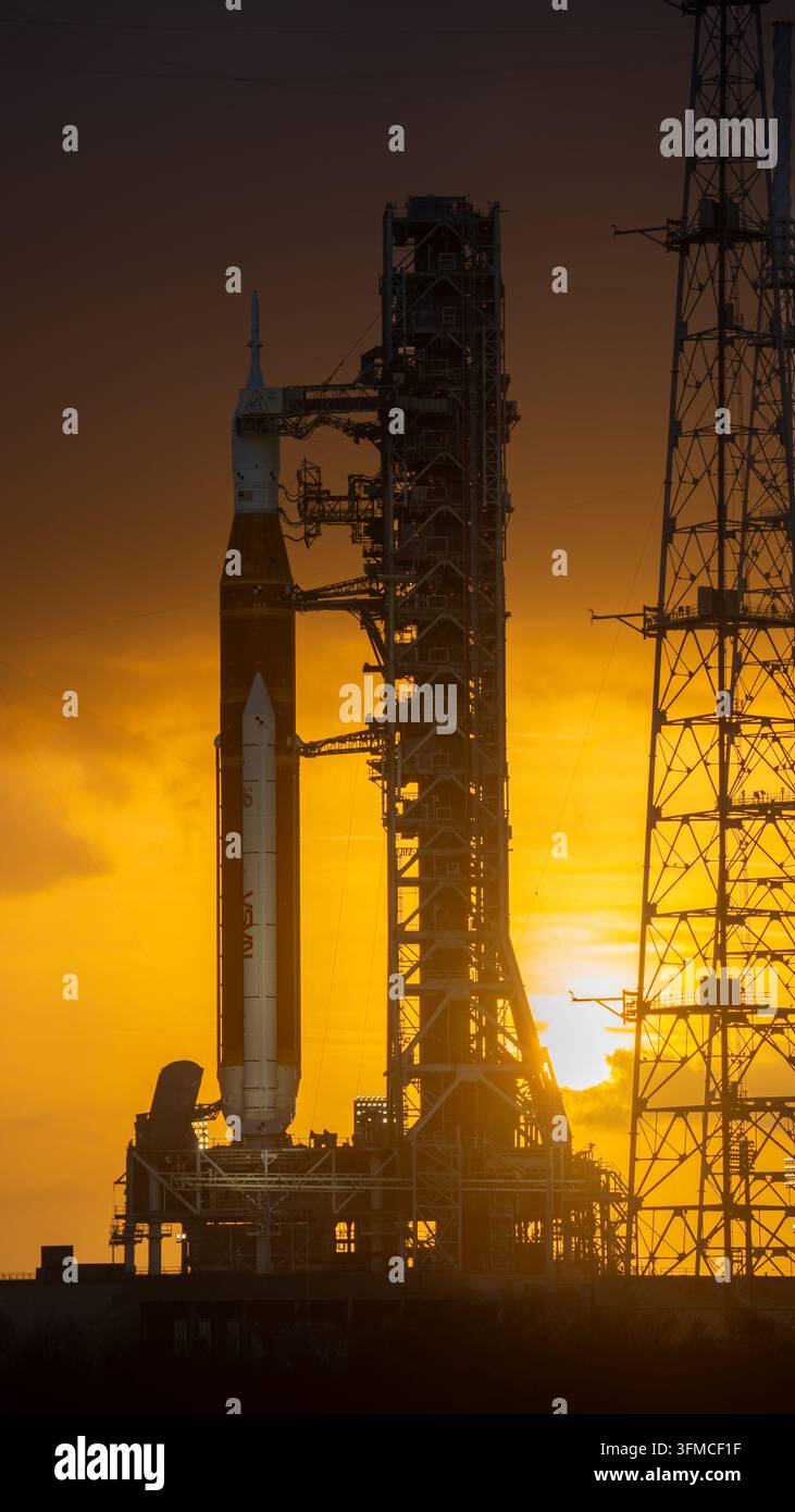 NASAs SLS-Rakete und Orion-Raumschiff bei Sonnenuntergang, Kennedy Space Center, Florida Stockfoto