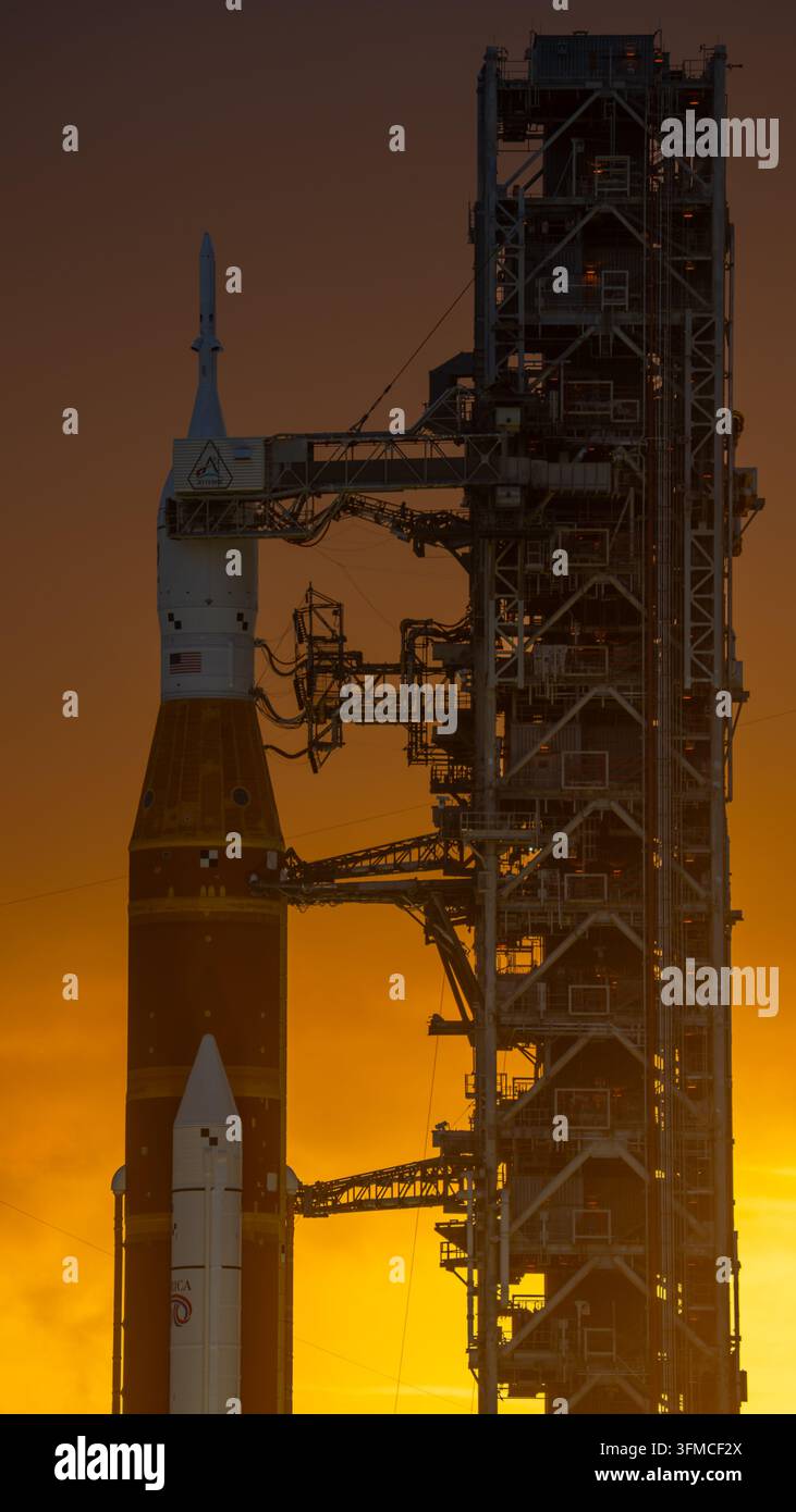 NASAs SLS-Rakete und Orion-Raumschiff bei Sonnenuntergang, Kennedy Space Center, Florida Stockfoto