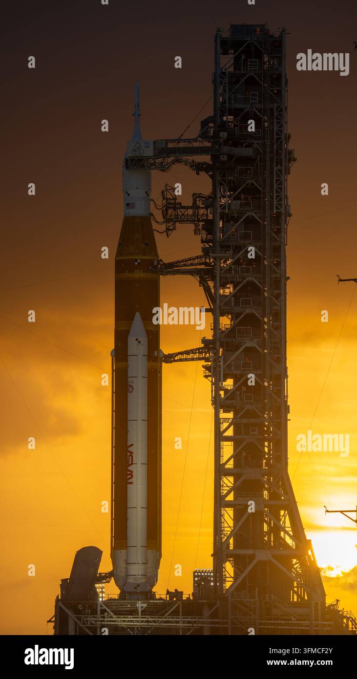 NASAs SLS-Rakete und Orion-Raumschiff bei Sonnenuntergang, Kennedy Space Center, Florida Stockfoto