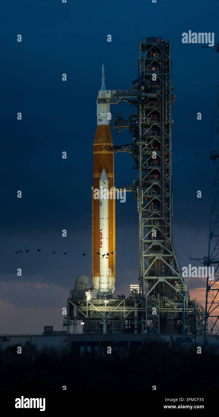 NASAs SLS-Rakete und Orion-Raumschiff bei Sonnenuntergang, Kennedy Space Center, Florida Stockfoto