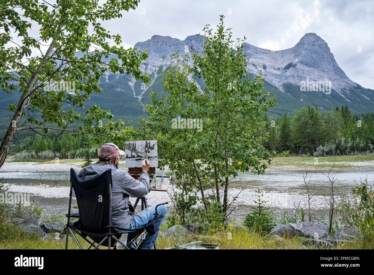 Malen mit Licht. Kanadischer Künstler malt die Landschaft der kanadischen Rocky Mountains entlang des Bow River, Canmore, Alberta Stockfoto
