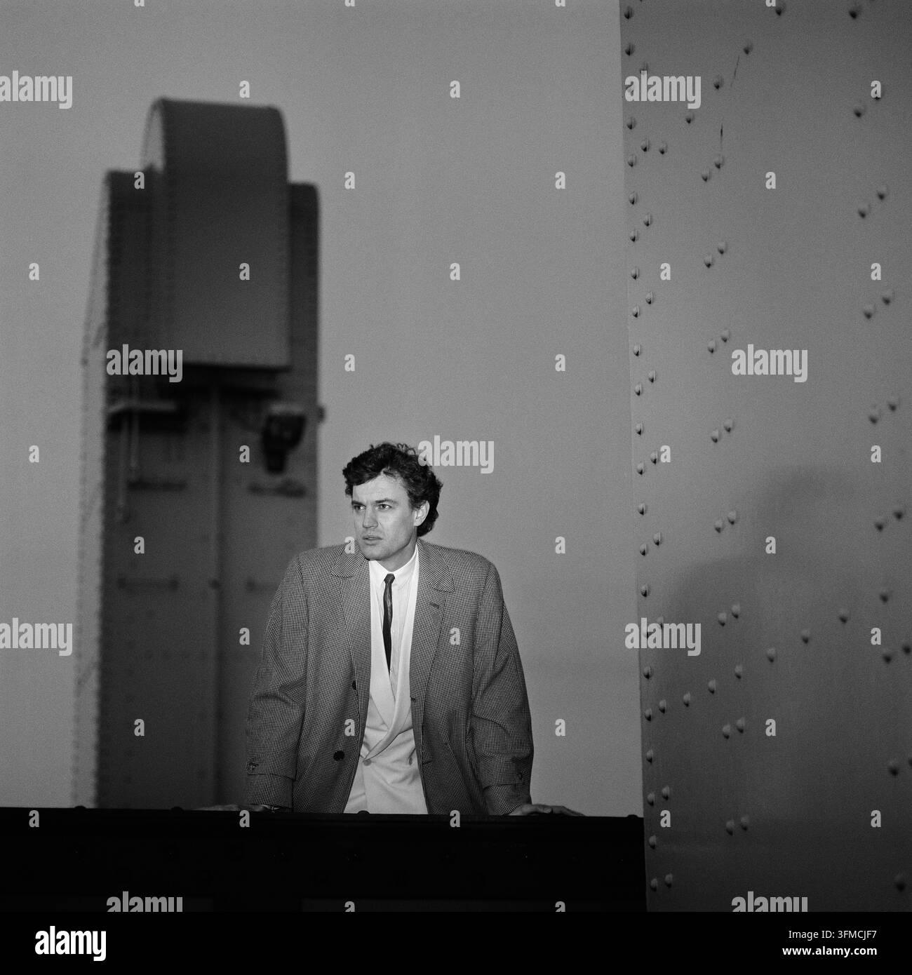 1983 - NEDERLAND - Derek de Lint ist ein niederländischer Schauspieler. Geporträtiert an der IJ-Seite des Centralbahnhofs in Amsterdam, 7. April 1983. Foto: G. de Roos. Stockfoto