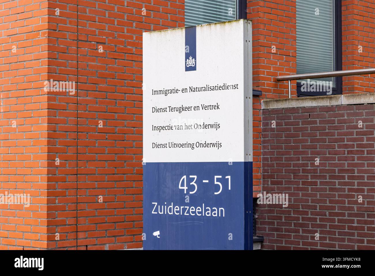 Zwolle, Niederlande – 23. August 2026: Schild außerhalb des Gebäudes des Niederländischen Einwanderungs- und Naturalisierungsdienstes (IND) am Zuiderzeela Stockfoto