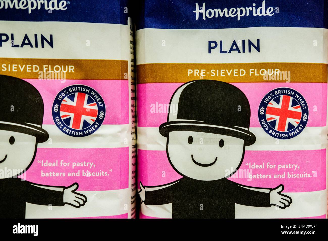 London, UK, 27. September 2026, Nahaufnahme von Homepride vorgeSiebtem Weizenmehl mit dem Fred-Maskottchen und dem britischen Weizenlogo Stockfoto