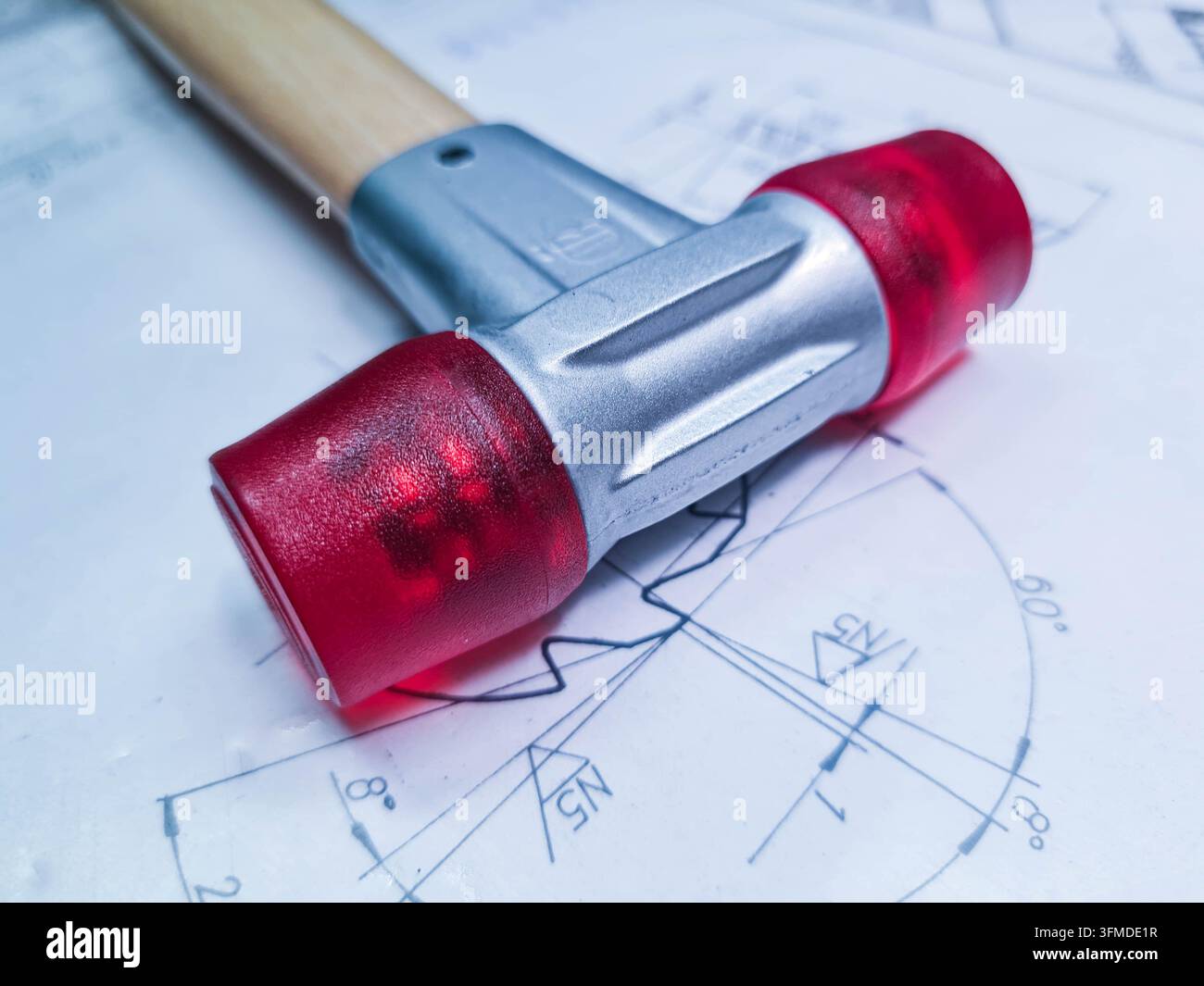 Plastikschlägel für die Metallbearbeitung und Montage, entwickelt für die präzise Positionierung und Passung von Metallteilen, ohne deren Oberflächen zu beschädigen. Stockfoto