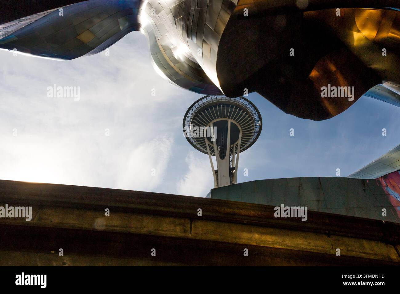 Ansicht des Space Needle, eingerahmt von der metallischen, geschwungenen Architektur des Museums für Popkultur in Seattle, Washington, Vereinigte Staaten. Stockfoto