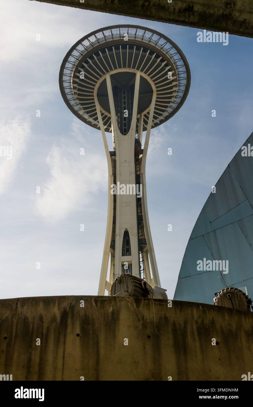 Blick auf den Space Needle Tower, der sich vor einem blauen Himmel mit Wolken erhebt, gesehen vom Fuß aus in Seattle, Washington, Vereinigte Staaten. Stockfoto