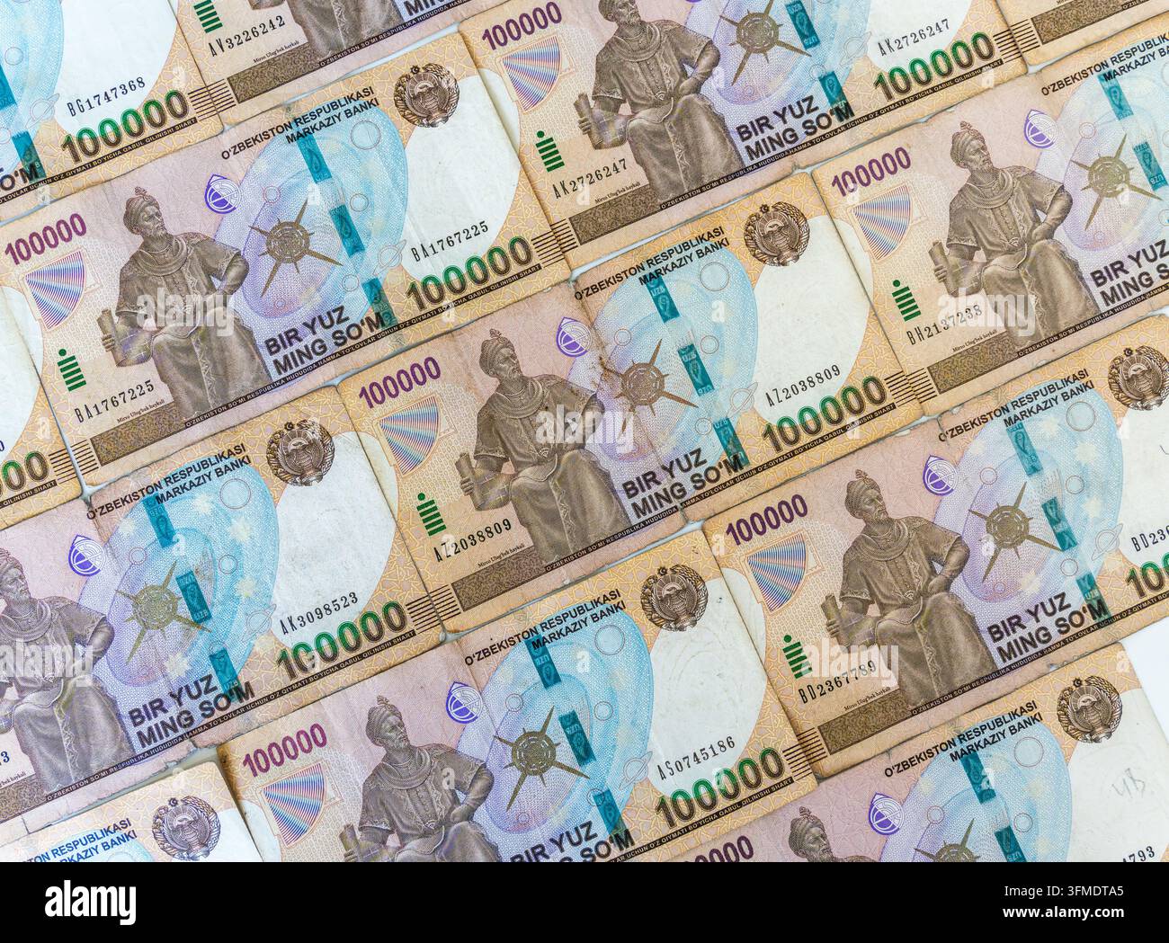 Abgenutzte 100000 usbekischen Som-Scheine, diagonale Anordnung Stockfoto