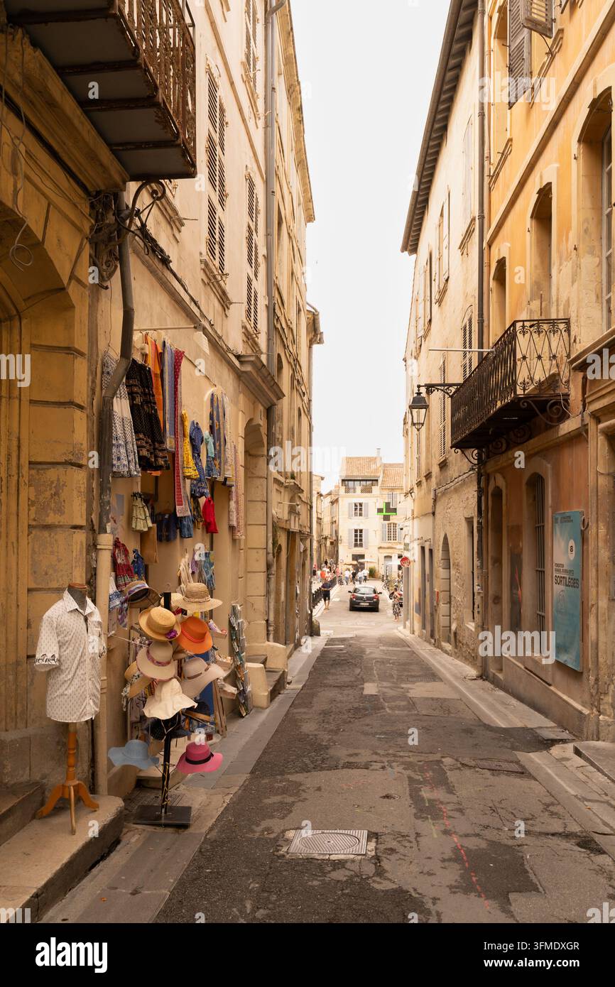 Traditionelle Stein-gasse mit Geschäften im historischen Zentrum von Avignon in der Provence, Frankreich Stockfoto