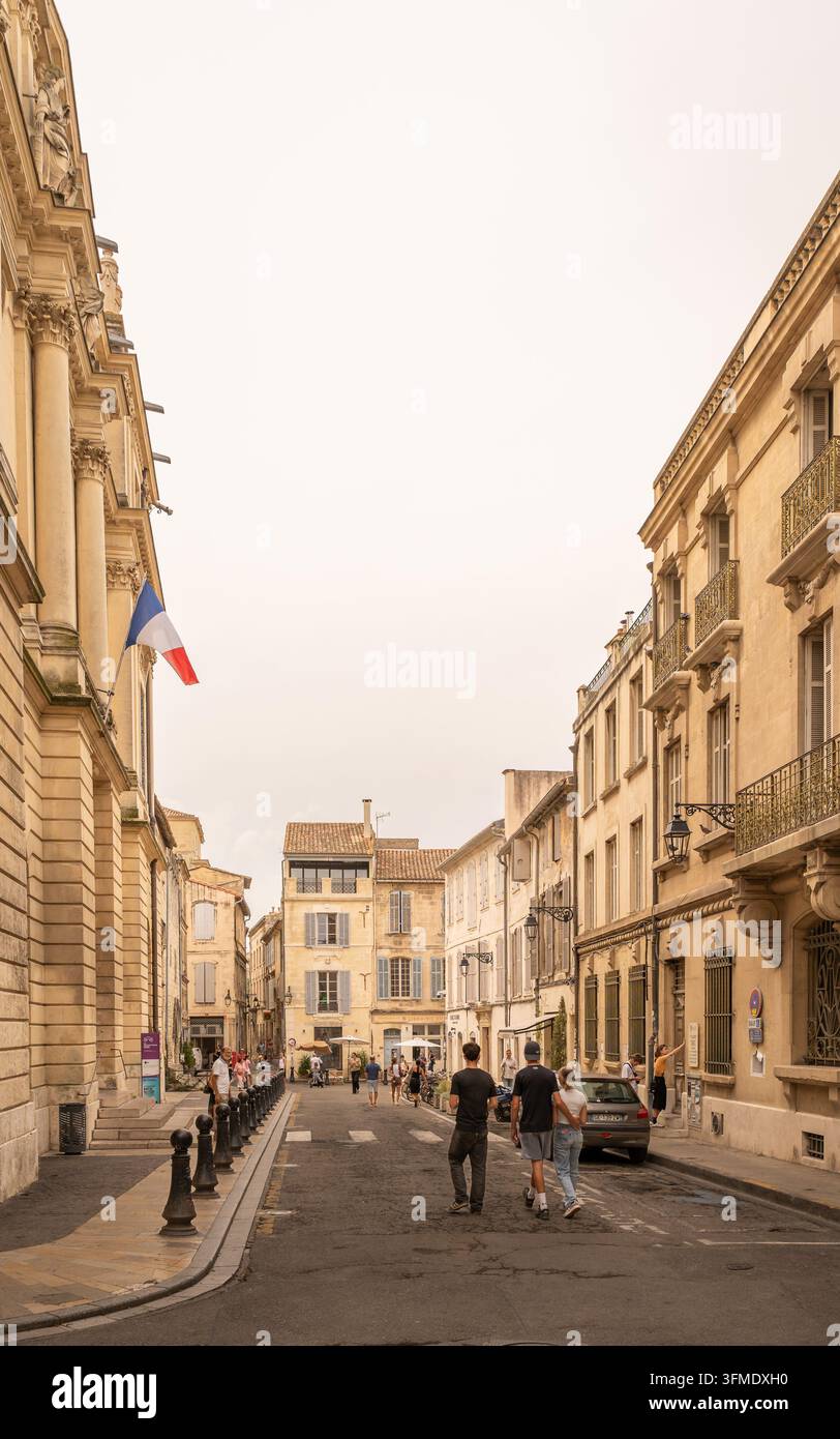Elegante historische Straße, gesäumt von traditionellen Gebäuden in der Altstadt von Avignon in der Provence, Frankreich Stockfoto
