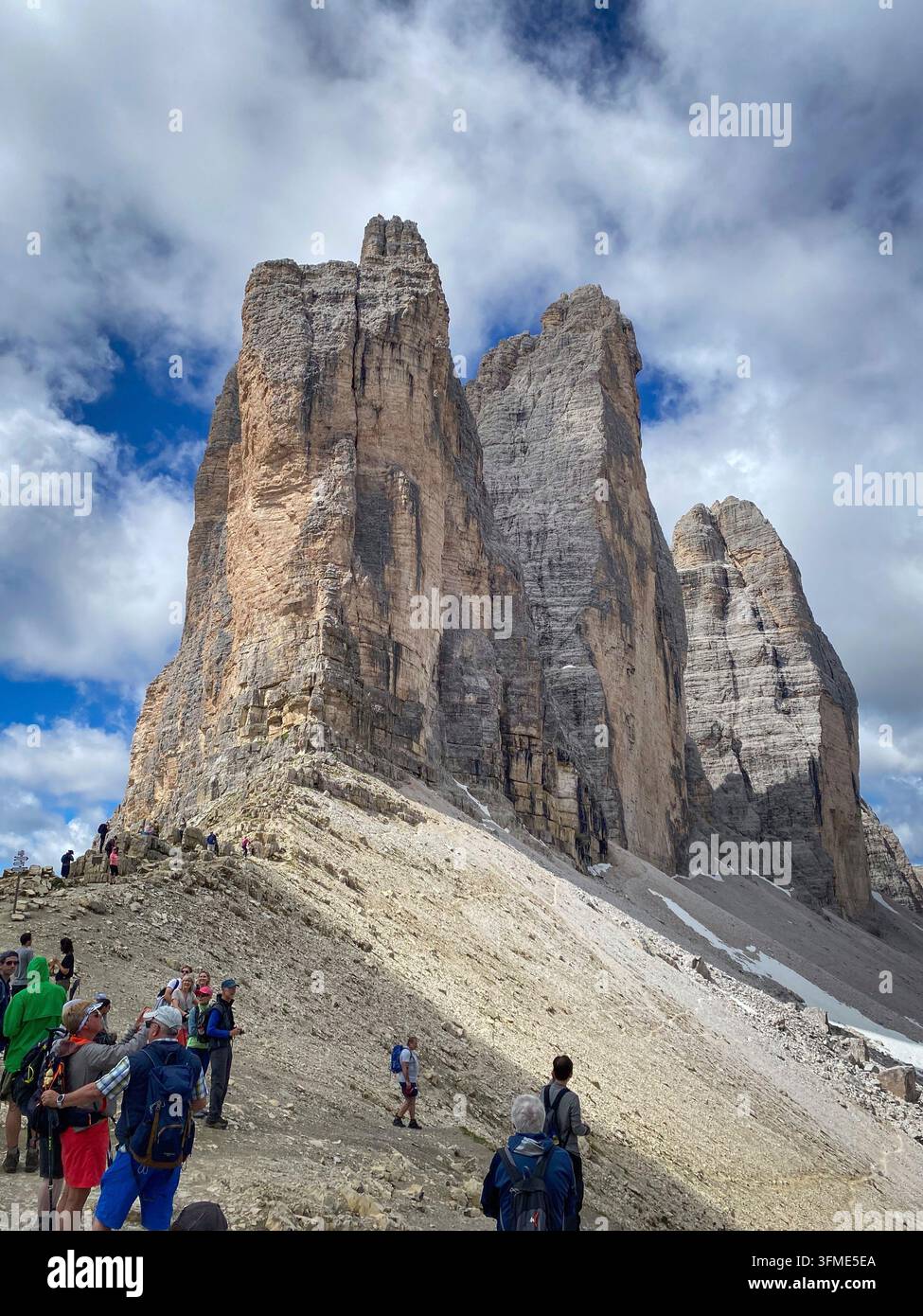 Auronzo di Cadore, Italien – 8. Juni 2022: Tre Cime di Lavaredo-Runde mit Wanderern auf dem Pfad unterhalb der Cima Grande in den Dolomiten, Italien, blasser Kalkstein Stockfoto