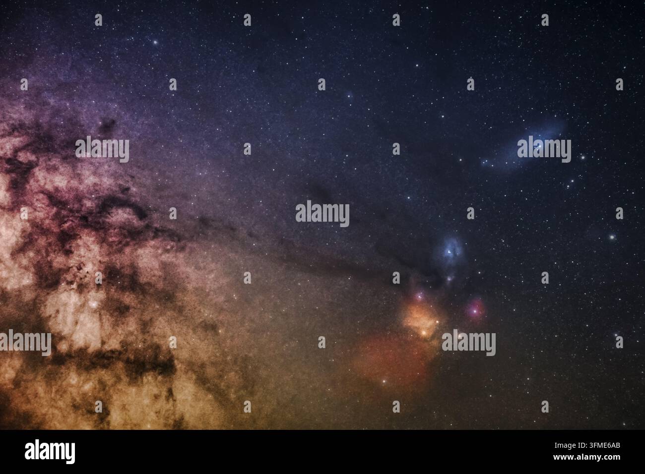 Blick auf den sternenübersäten Nachthimmel mit kosmischem Staub, farbenfrohen Nebeln und fernen Sternen in Polen. Stockfoto