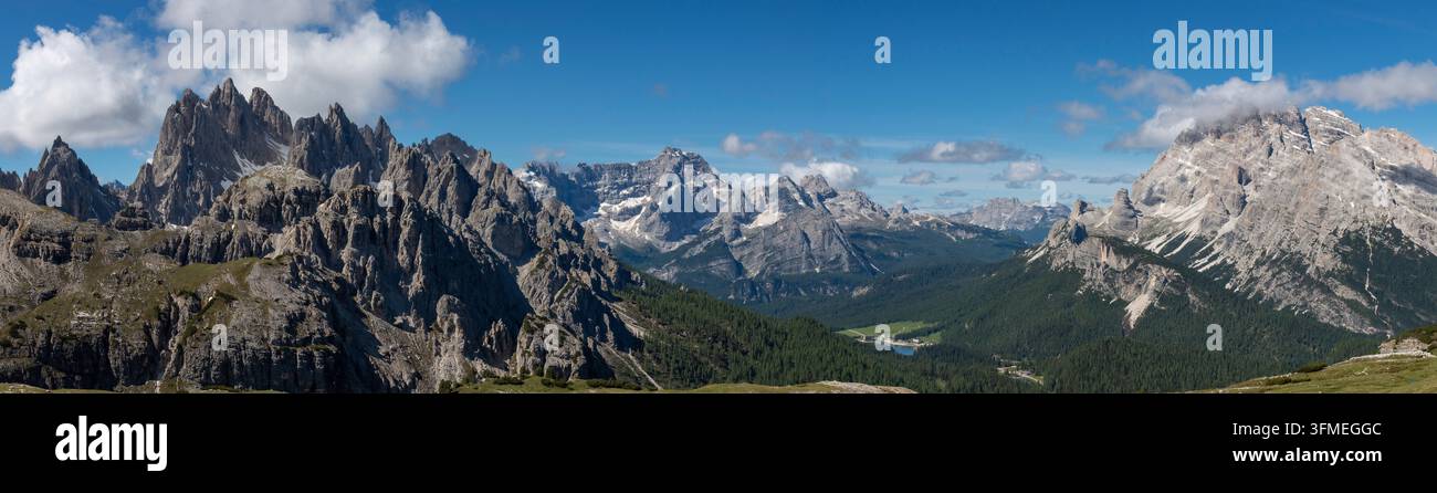 Wunderschönes Panorama der Dolomiten in Italien, gesehen von den Drei Zinnen in Lavaredo mit den Cadini di Misurina (links), Sorapiss, dem Misurina-See und Monte Cristallo im Stockfoto