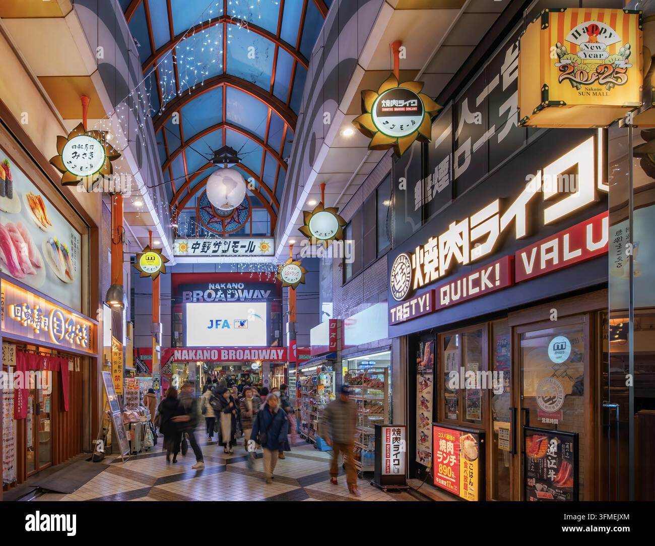 Tokio, Nakano - 8. Jan. 2025: Eingang zum Nakano Broadway, gesehen vom Nakano Sun Mall, einer japanischen Einkaufsstraße, die von Sushi- und Yakiniku-Restaurants gesäumt ist Stockfoto