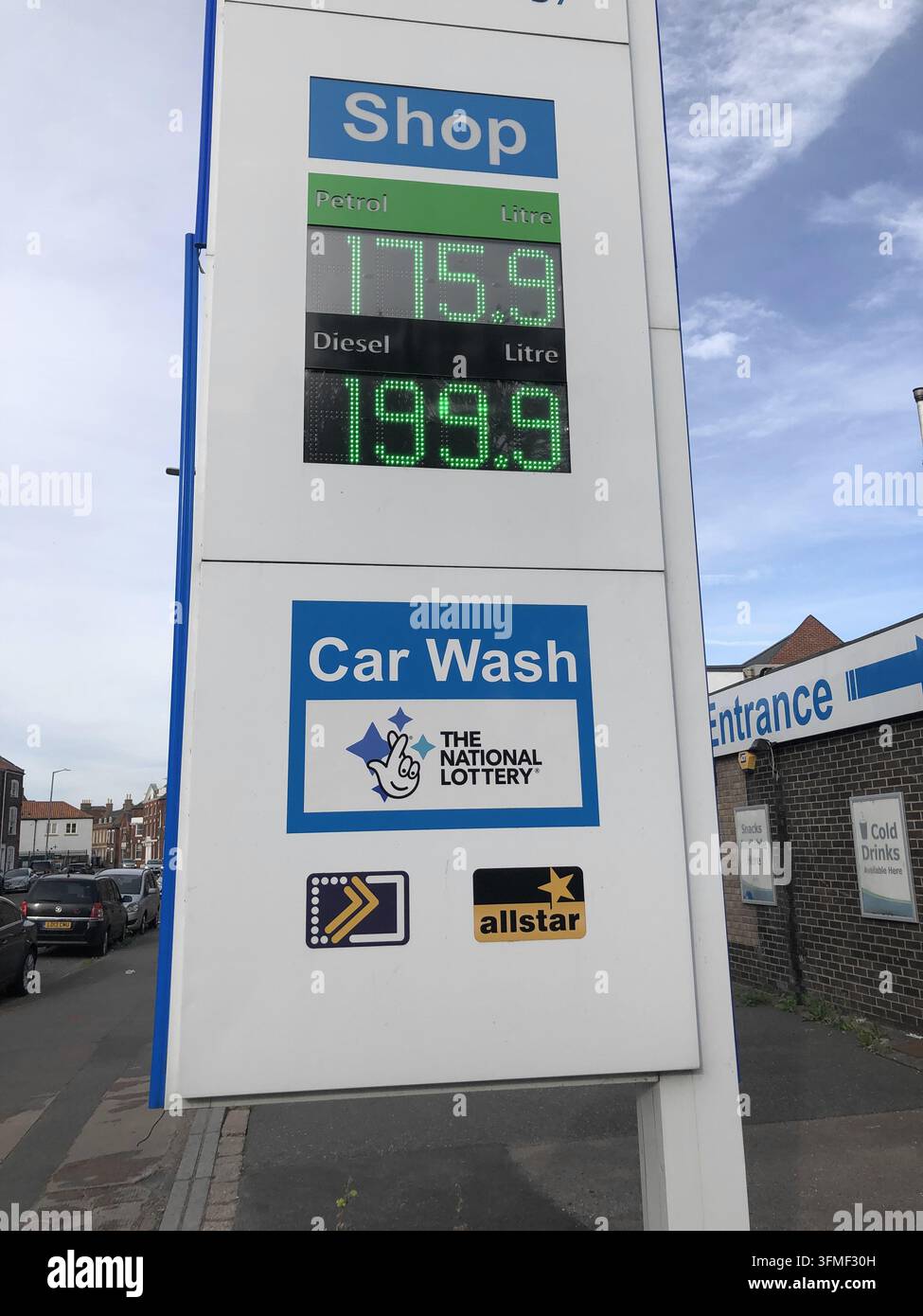 Rekordhöhe Kraftstoffpreise auf einem digitalen Schild an einer örtlichen Harvest-Tankstelle Stockfoto