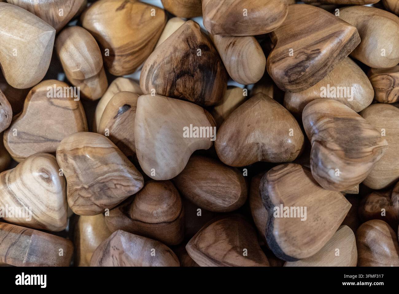 Handgefertigte Holzherzen, die natürliche Holzmaserung zeigen Stockfoto