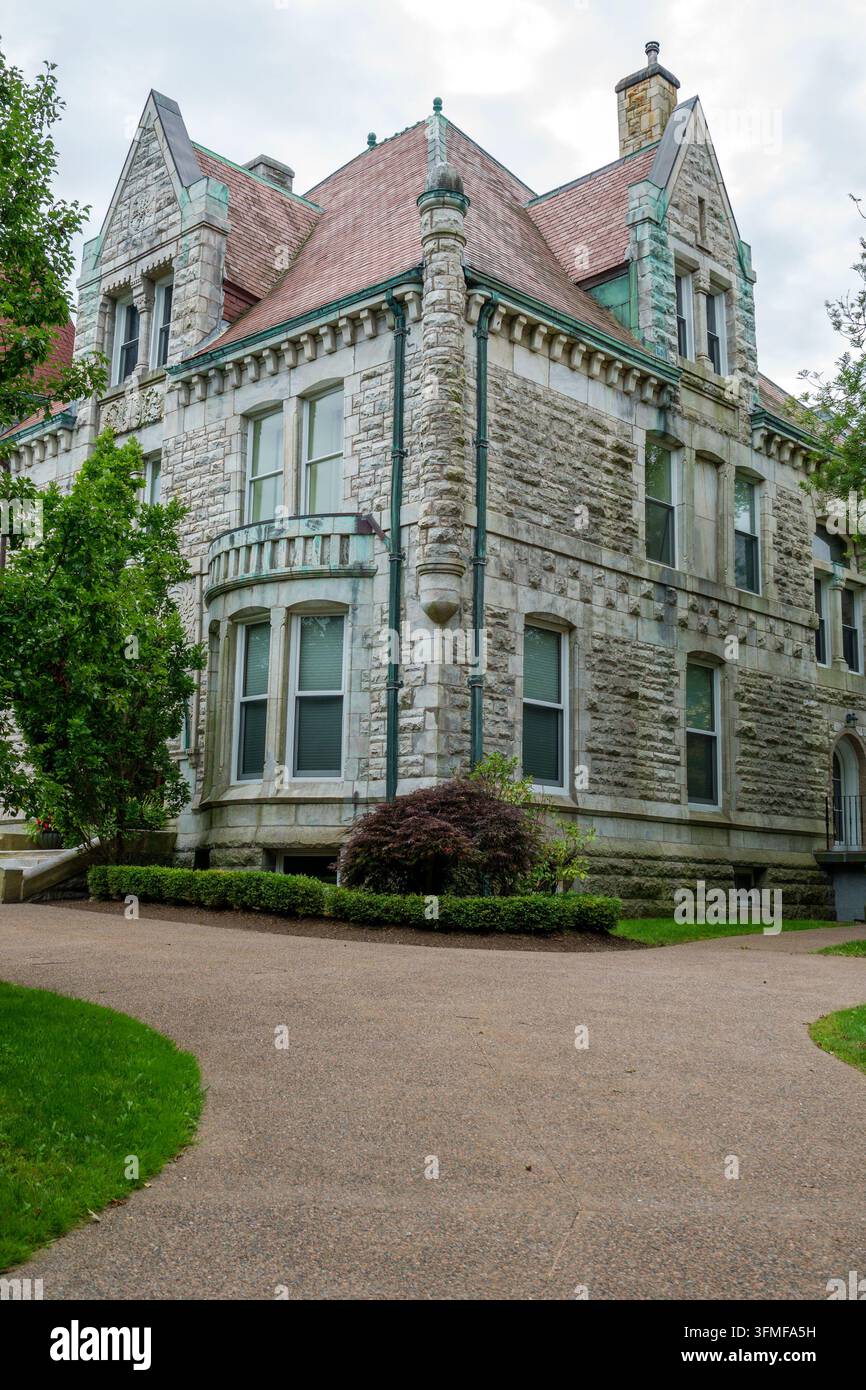 Halifax Nova Scotia Kanada, University Avenue, großes Steingebäude, steiles rotes Dach, spitze Giebel, vorspringende Erkerfenster, dekorative Mauerarbeit, mehrere Stoa Stockfoto
