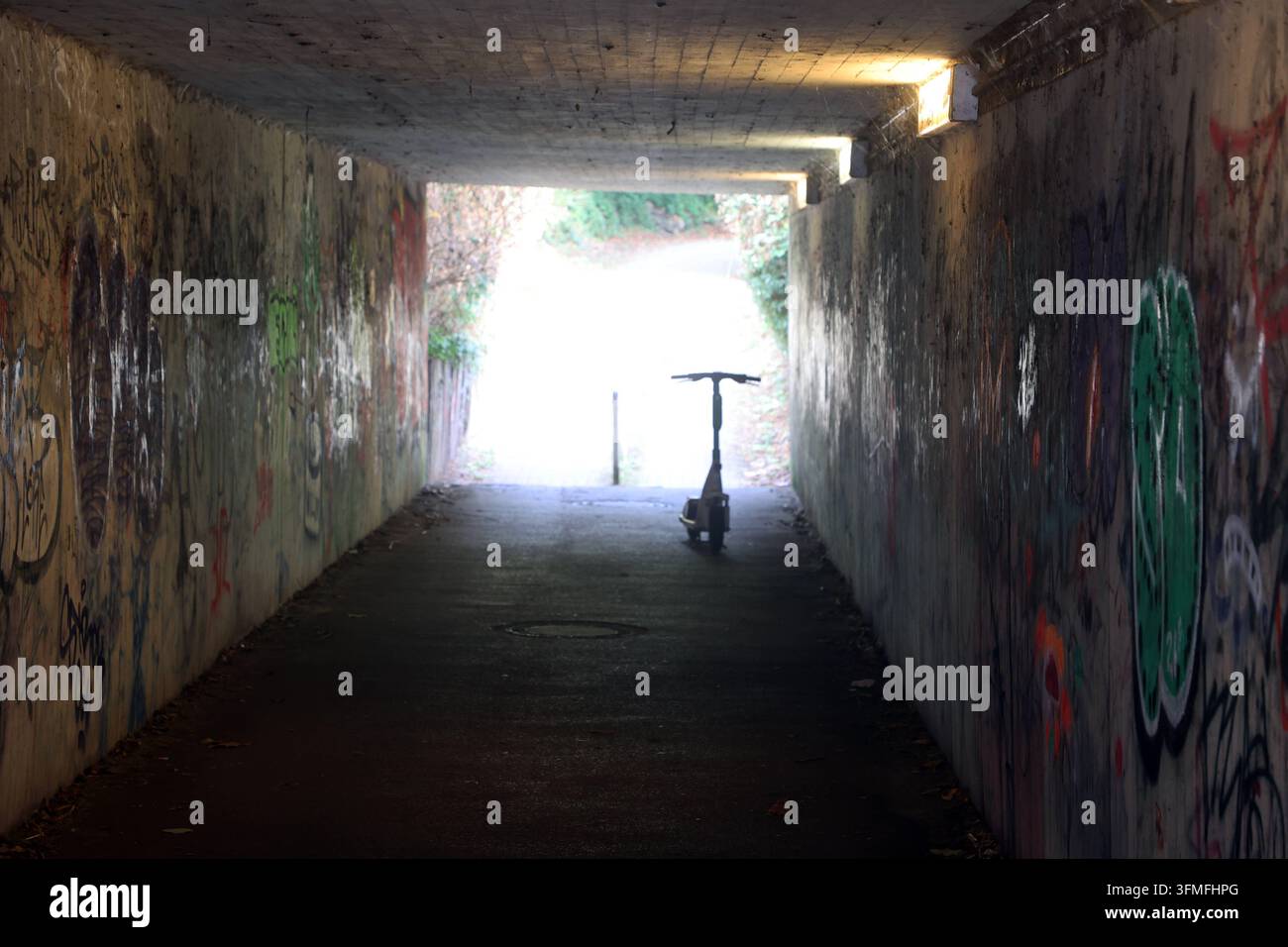 Unsicherheit unter Brücken Unter einer massiven Betonbrücke befindet sich eine Unterführung, die schon bei Tageslicht Unbehagen verursacht. *** Ein Gefühl der Unbehaglichkeit unter Brücken Unter einer massiven Betonbrücke befindet sich eine Unterführung, die Menschen selbst bei Tageslicht unruhig werden lässt Stockfoto