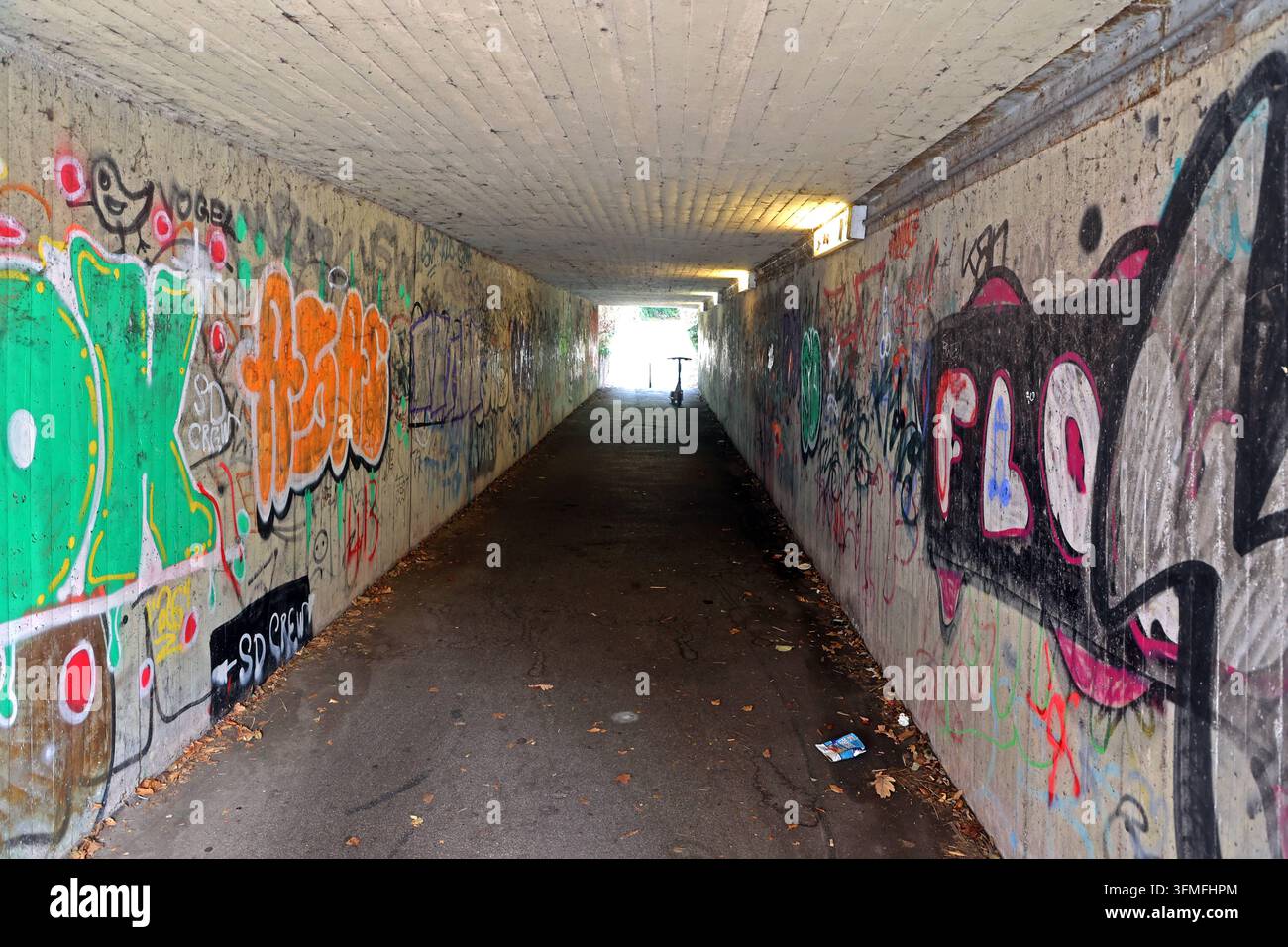 Unsicherheit unter Brücken Unter einer massiven Betonbrücke befindet sich eine Unterführung, die schon bei Tageslicht Unbehagen verursacht. *** Ein Gefühl der Unbehaglichkeit unter Brücken Unter einer massiven Betonbrücke befindet sich eine Unterführung, die Menschen selbst bei Tageslicht unruhig werden lässt Stockfoto