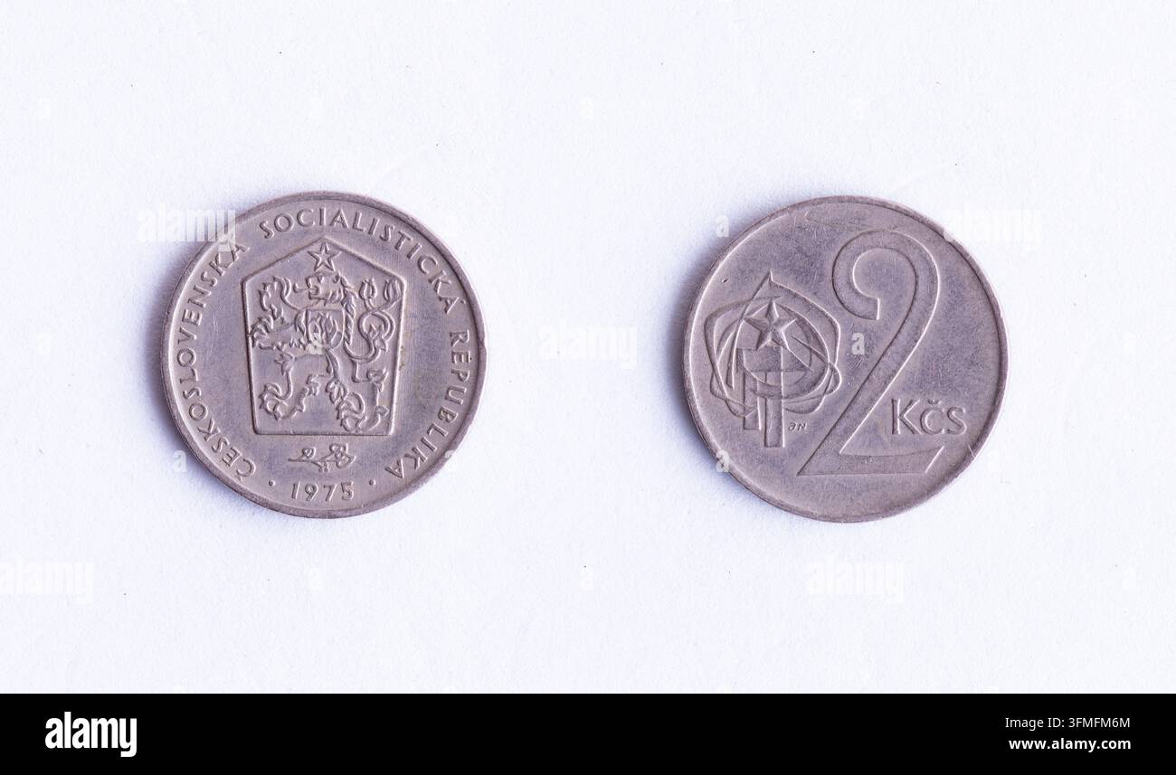 Tschechoslowakische 2-Korunen-Münze von 1975 auf weißem Hintergrund Stockfoto