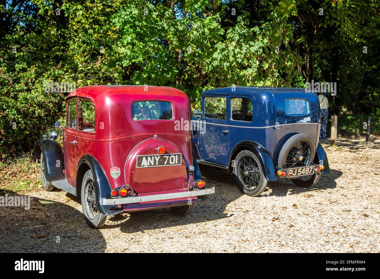 Zwei Austin Seven Ruby Oldtimer-Klassiker, der linke Maroon von 1935 und der rechte schwarze von 1932, beide mit 748 cc und 7 PS Stockfoto