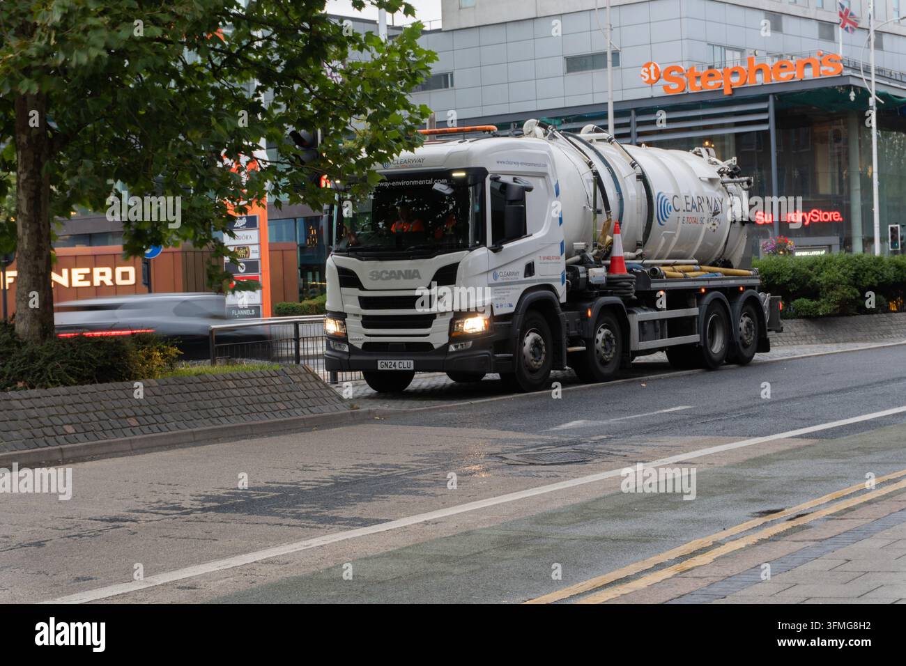 HULL, UK - 27. SEPTEMBER 2026: Ein weißer Scania HGV-Vakuumtankwagen von Clearway Environmental Services fährt durch das Stadtzentrum von Stockfoto