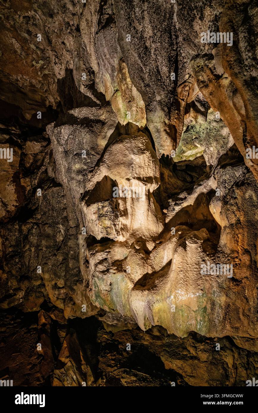 Nahaufnahme von beleuchteten Stalaktiten, Fließstein und anderen Kalksteinformationen in der Cascade Cave im Carter Caves State Resort Park in Kentucky Stockfoto