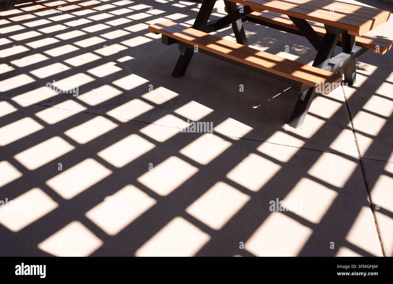 Geometrisches Licht, das von einer Pergola geworfen wird Stockfoto