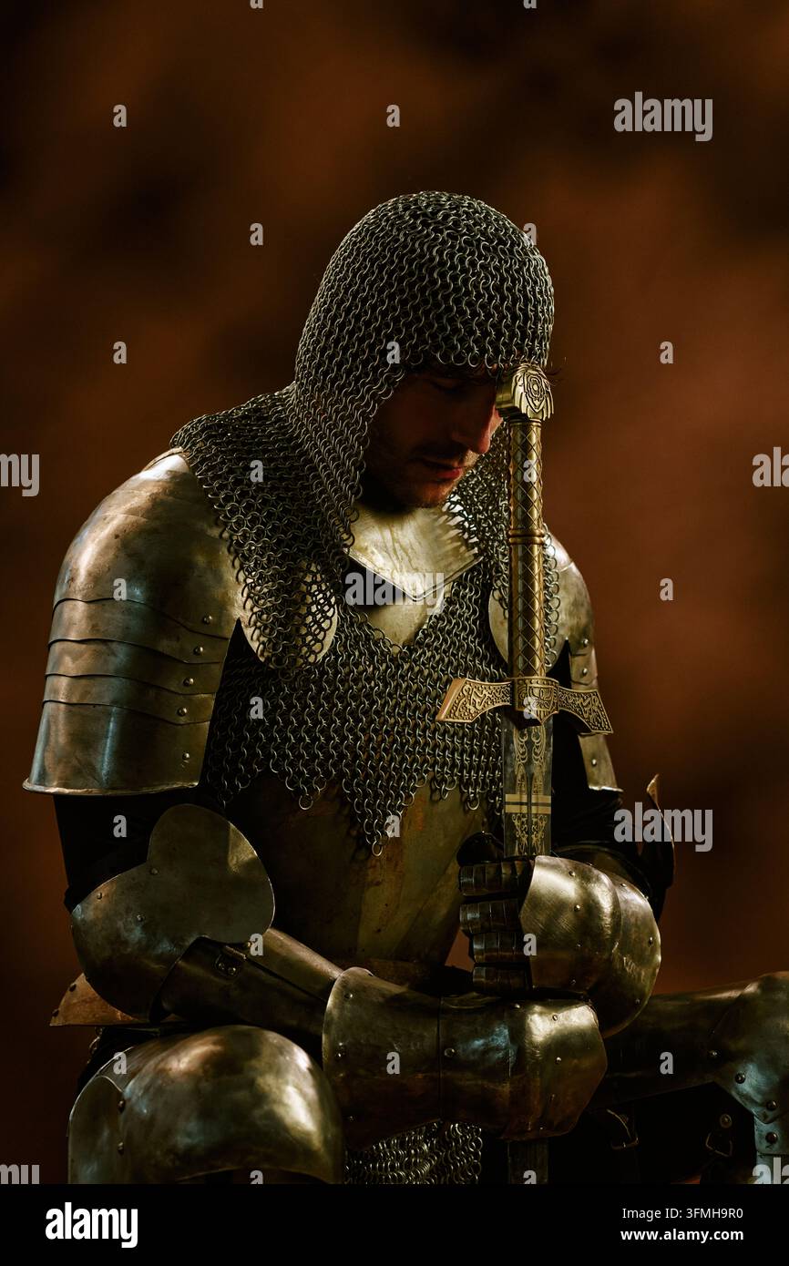 Mittelalterlicher Ritter betet mit Schwert für Fantasy- und Historikkonzept Stockfoto