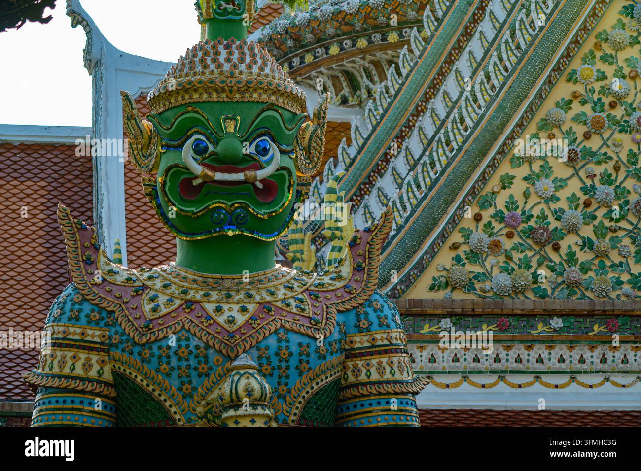 Niedriger Blickwinkel, Nahaufnahme einer farbenfrohen riesigen Yaksha-Dämonenwächter-Statue im Tempel Wat Arun in Bangkok Stockfoto