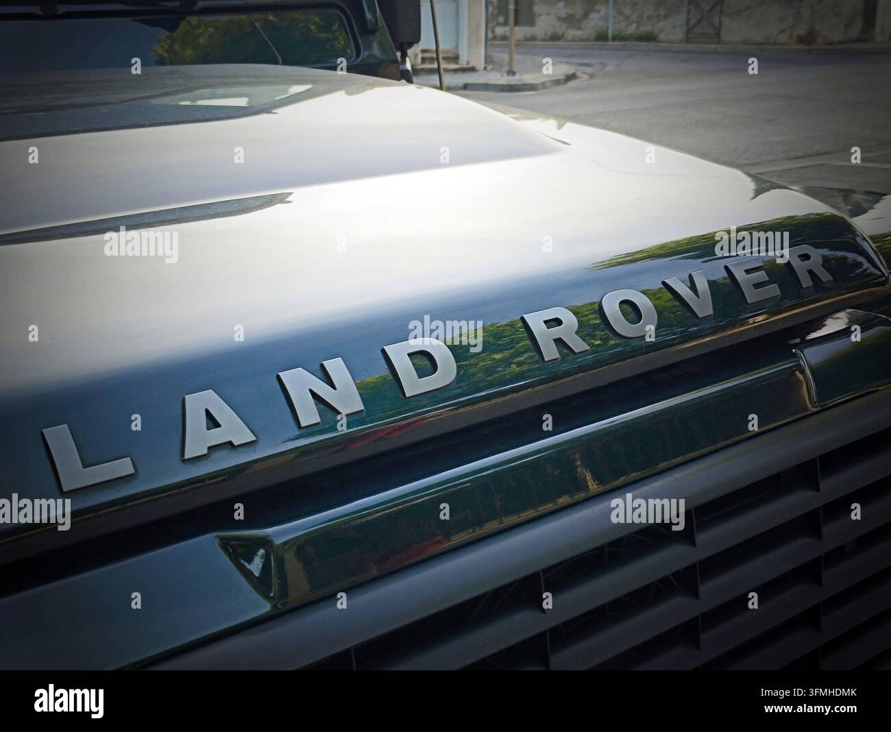 Nahaufnahme des Land-Rover-Logos auf der Motorhaube eines modernen Autos. Stockfoto