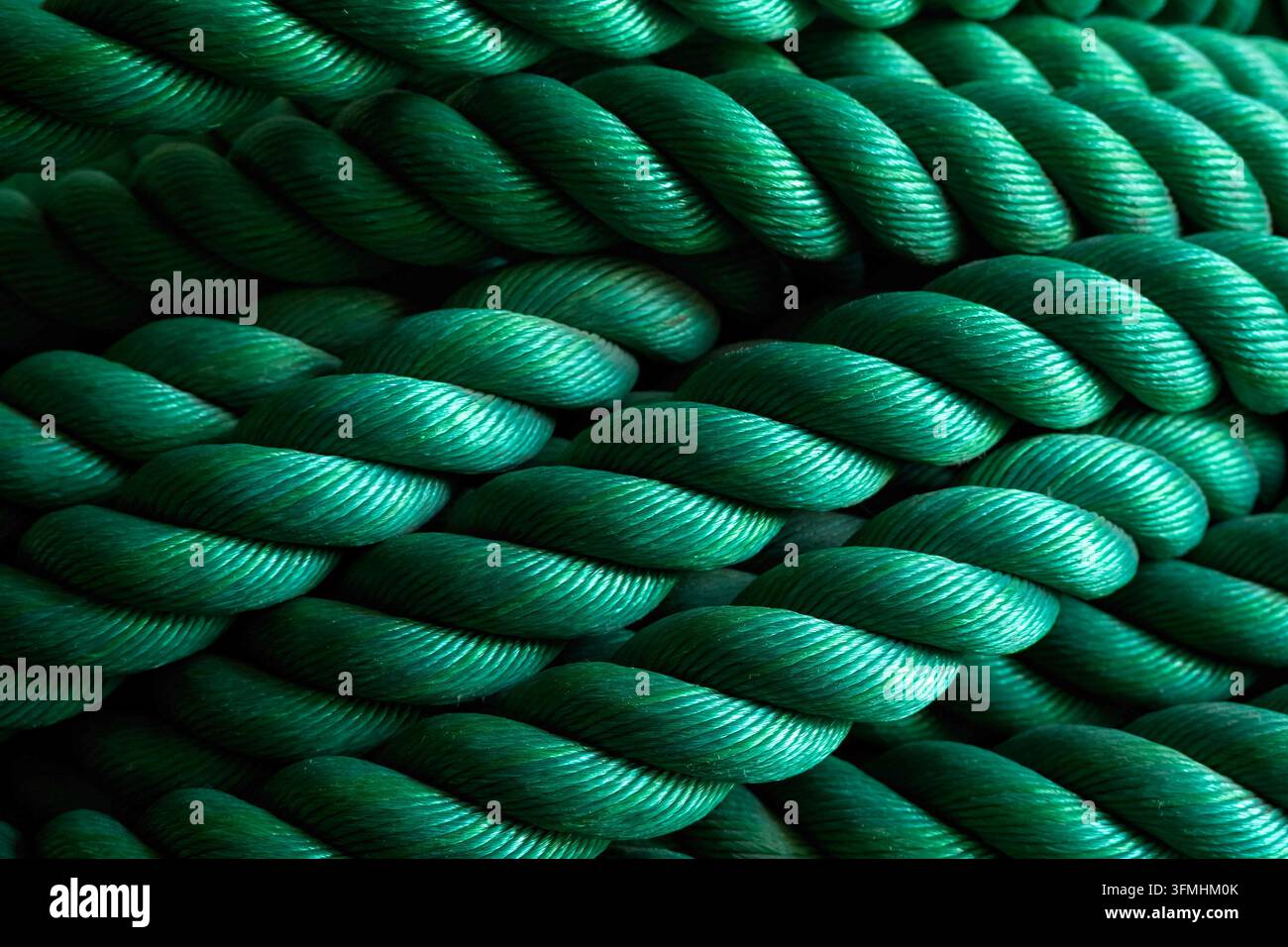 Doha, Katar - 25. September 2026: Nahaufnahme von Coils aus farbigem strapazierfähigem Nylon und natürlichen Hanfschnüren in einem Baumarkt im Souq Waqif, Doha. Stockfoto