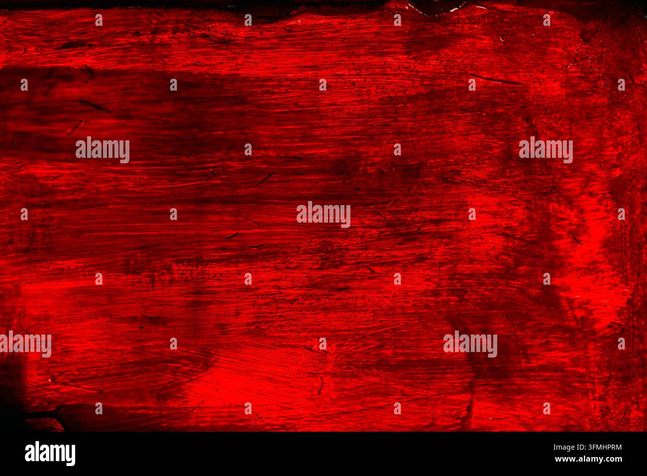 Abstrakter roter Grunge-Hintergrund aus bemaltem Glas mit rauer Pinselstrichtextur, Kratzern und dunklen ungleichmäßigen Flecken, verwitterte Oberfläche mit Kopierraum Stockfoto
