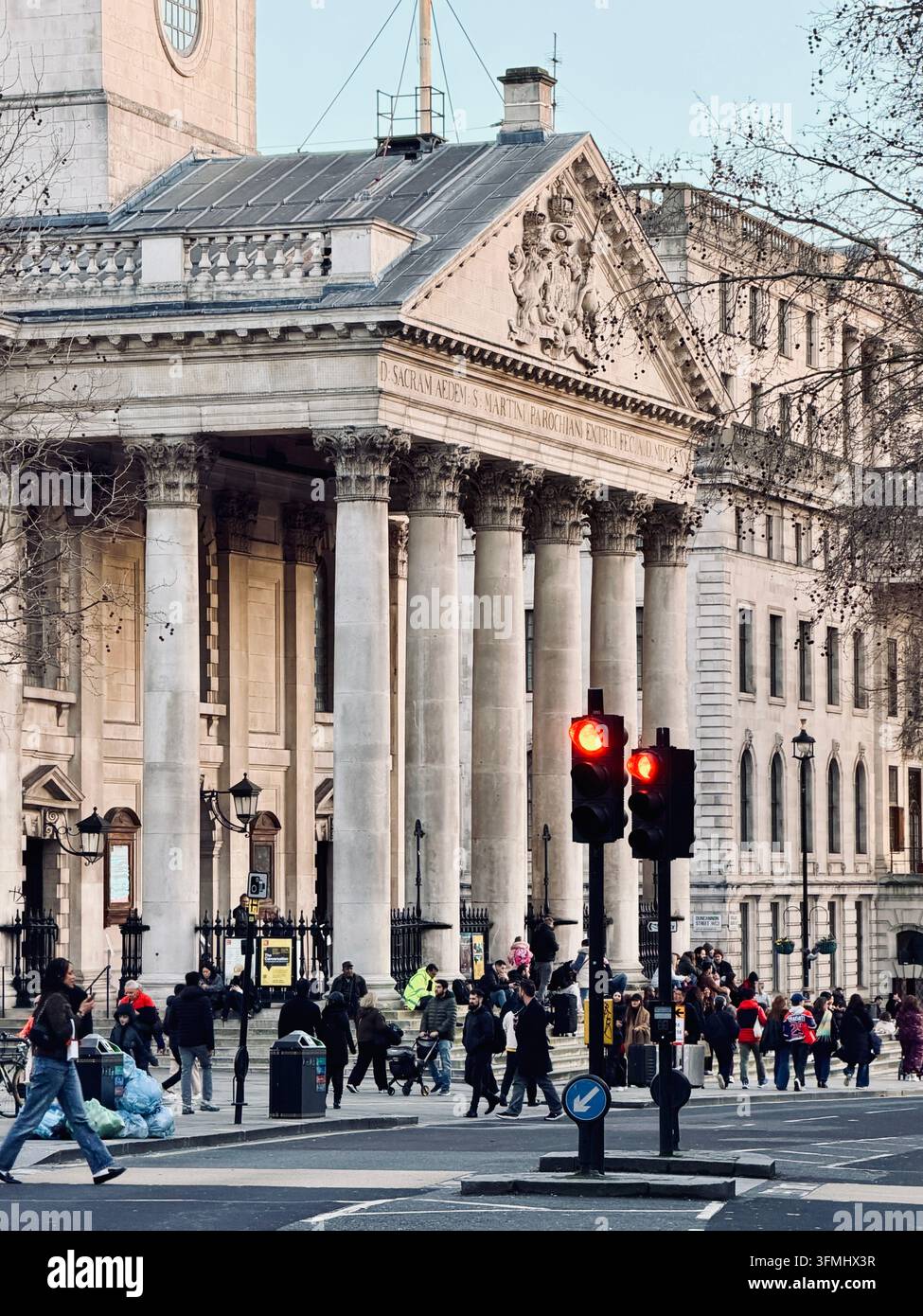 London, Vereinigtes Königreich – Urbane Straßenszene mit moderner und historischer Stadtarchitektur, Straßenlaternen und Wohnhäusern unter einem hellen s - Smartphone-aufgenommenes Stockfoto