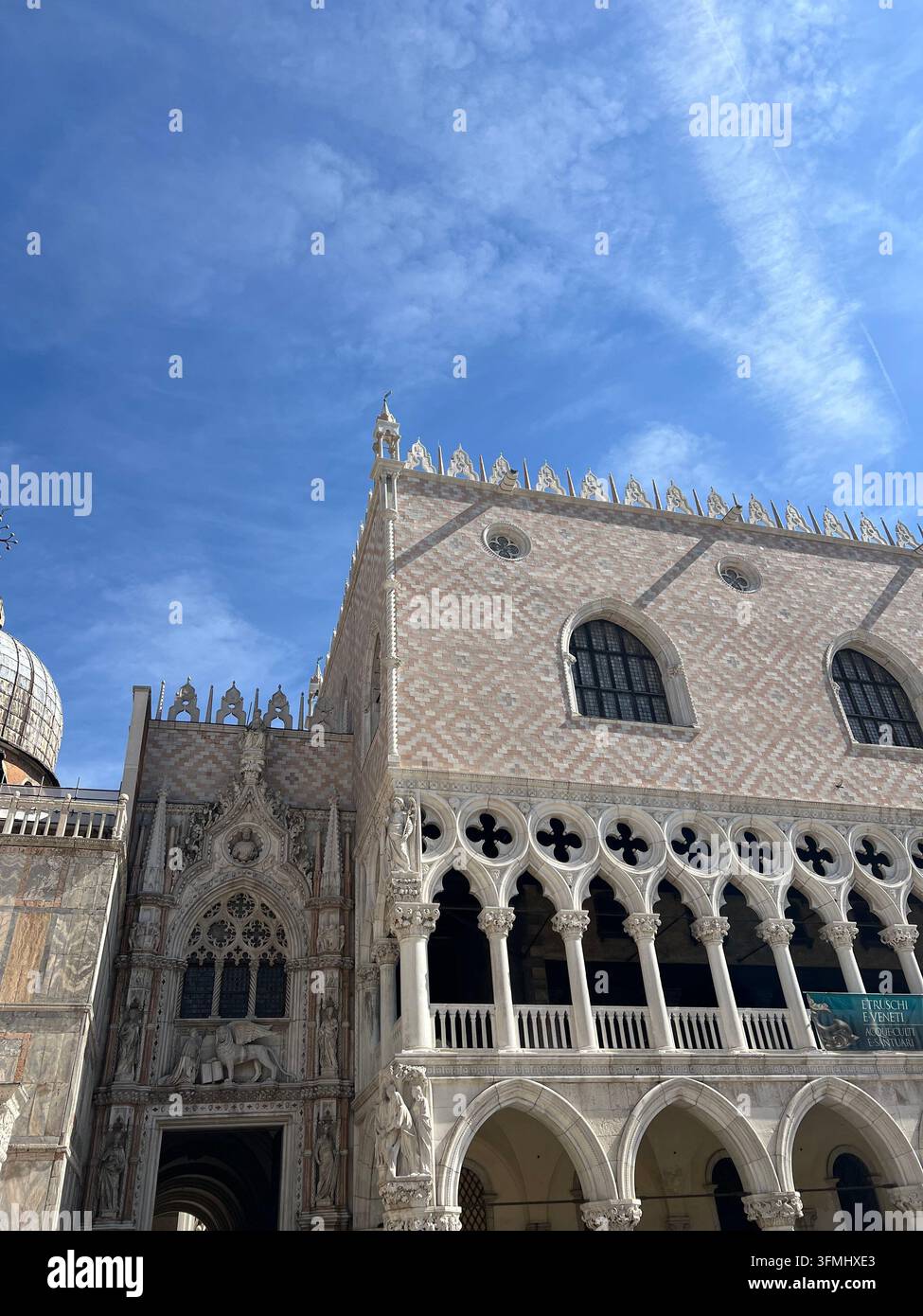 Historische Architektur, schöne Kirchen, Paläste und berühmte Wahrzeichen von Venedig, Italien - Smartphone-aufgenommenes Stockfoto